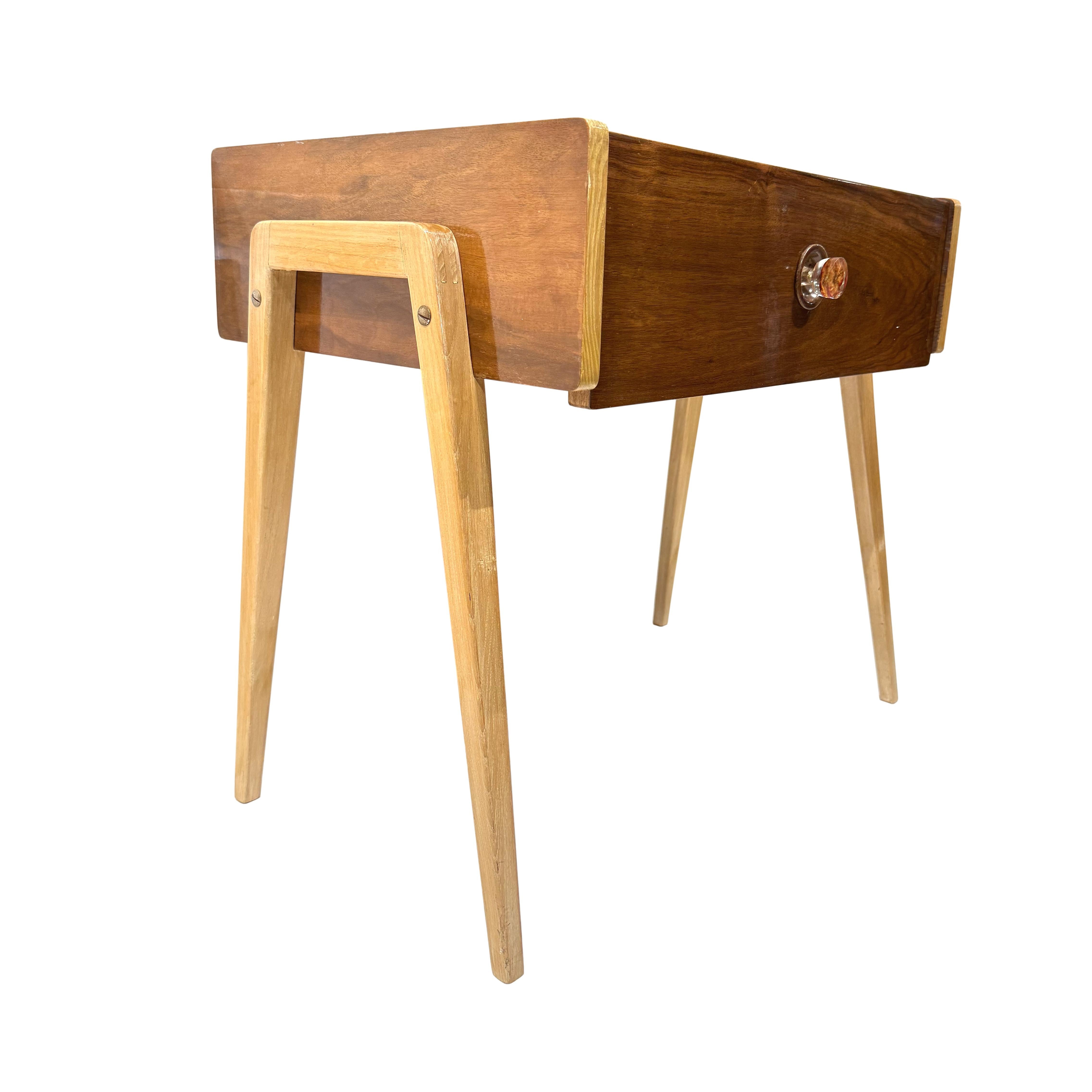 Table d'appoint ou lampe moderne du milieu du siècle, en teck de deux couleurs différentes, avec un tiroir rabattable et une belle et inhabituelle tirette centrale, anglais, vers 1960.   