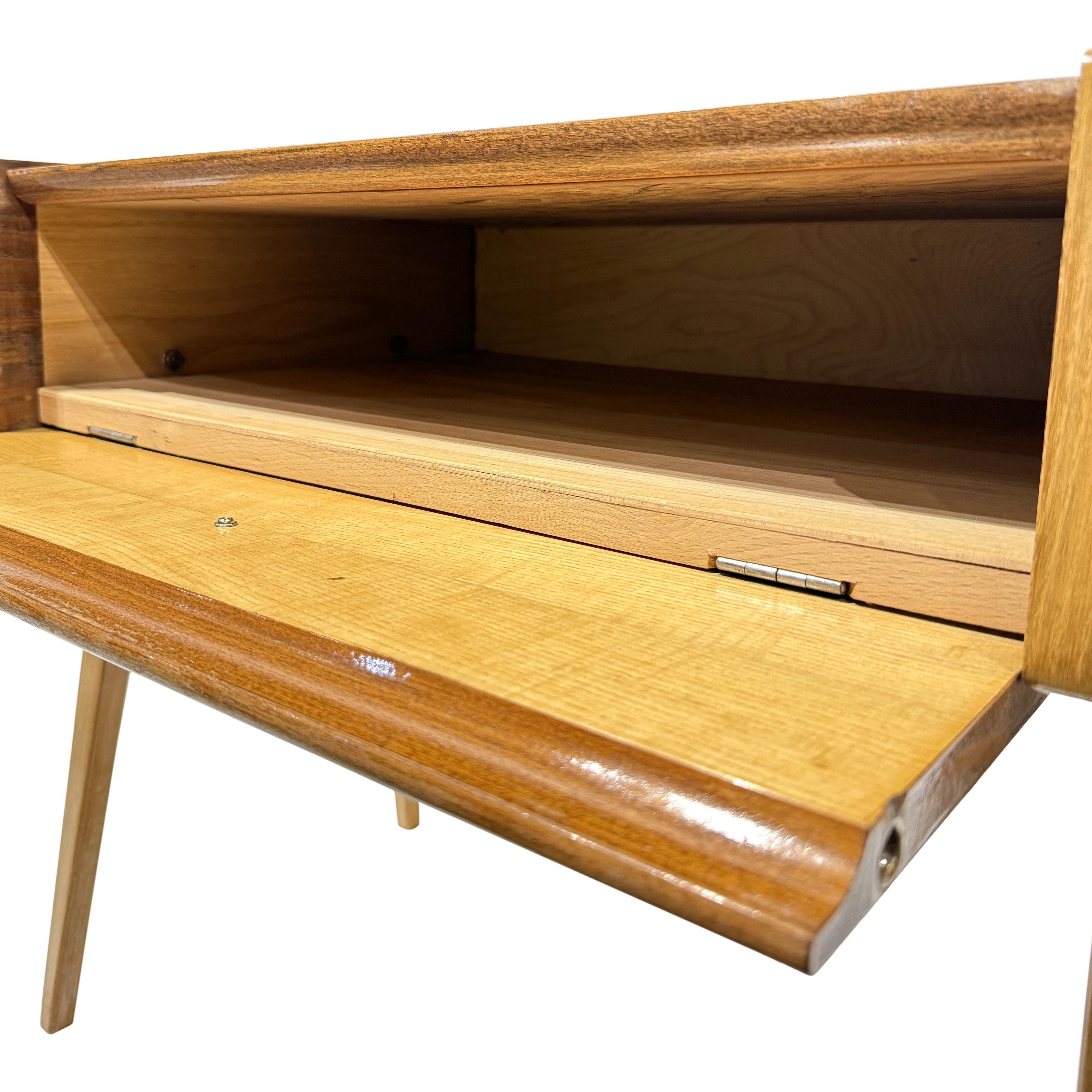 Table d'appoint bicolore moderne du milieu du siècle dernier, anglaise, vers 1960 Bon état - En vente à Banner Elk, NC