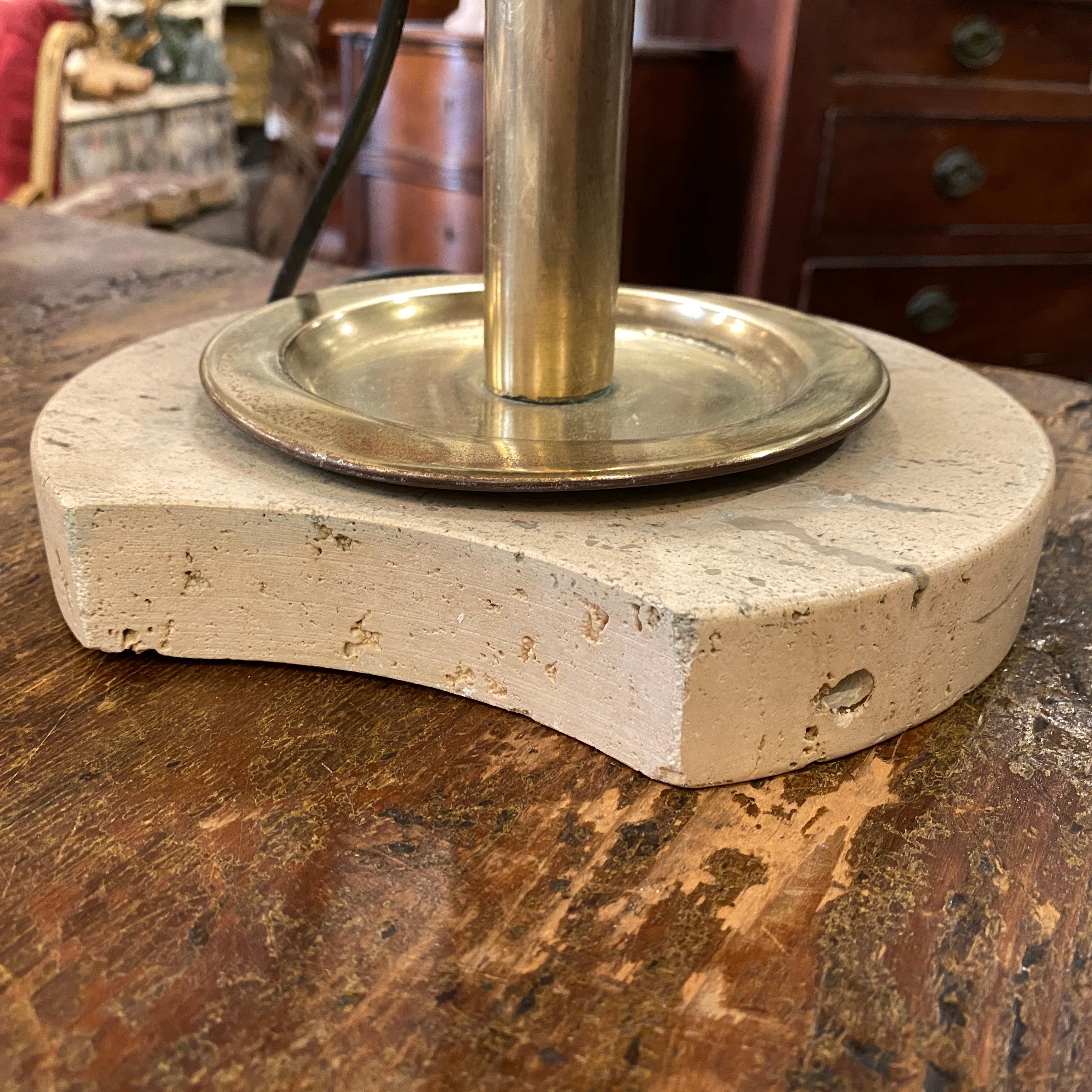 1960s Mid-Century Modern Travertine Marble and Brass Italian Table Lamp In Good Condition For Sale In Aci Castello, IT