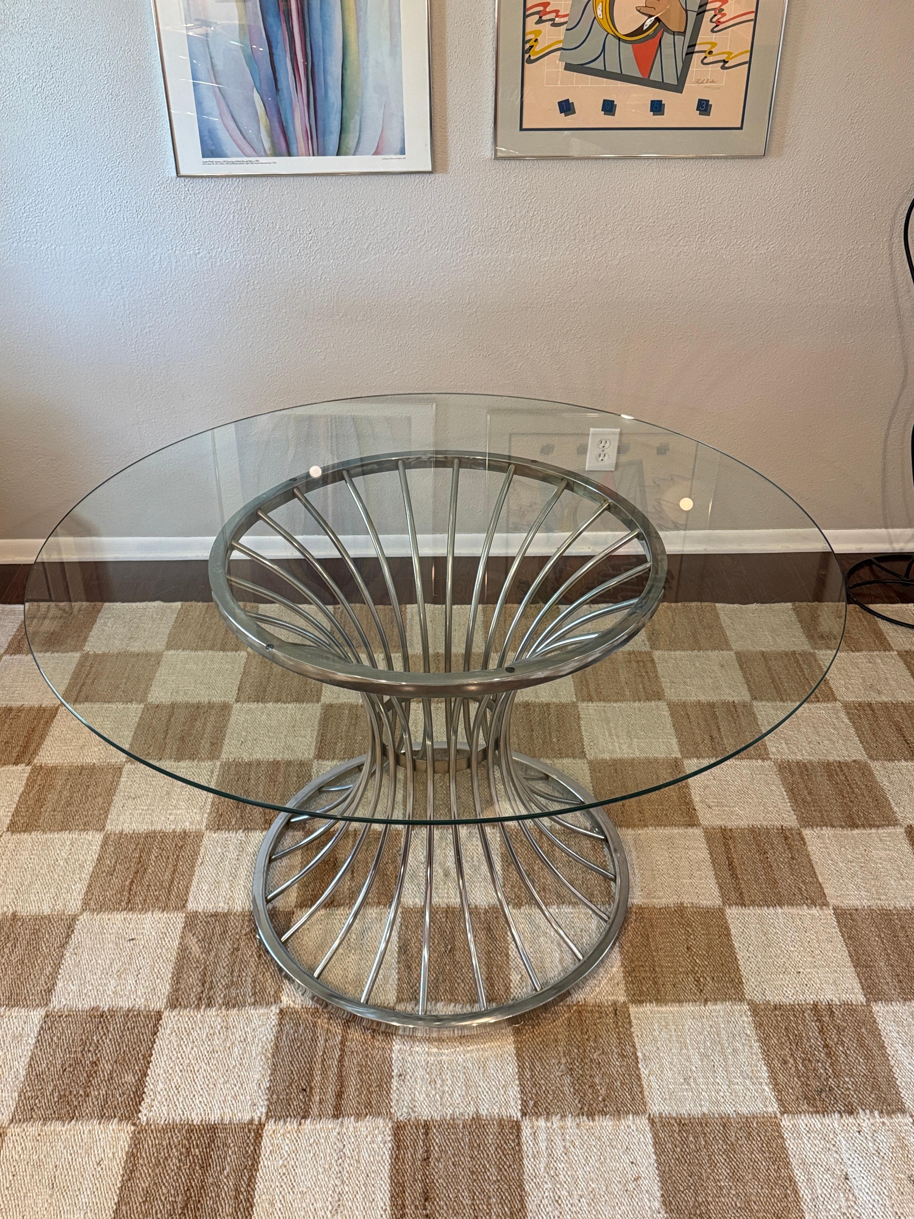 Un elegante set da pranzo moderno di metà secolo che comprende 4 poltrone e un tavolo con piano in vetro abbinato, tutti dotati di eleganti basi cromate in stile tulipano. Circa anni '70. Le sedie sono strutturalmente sane, non presentano danni e