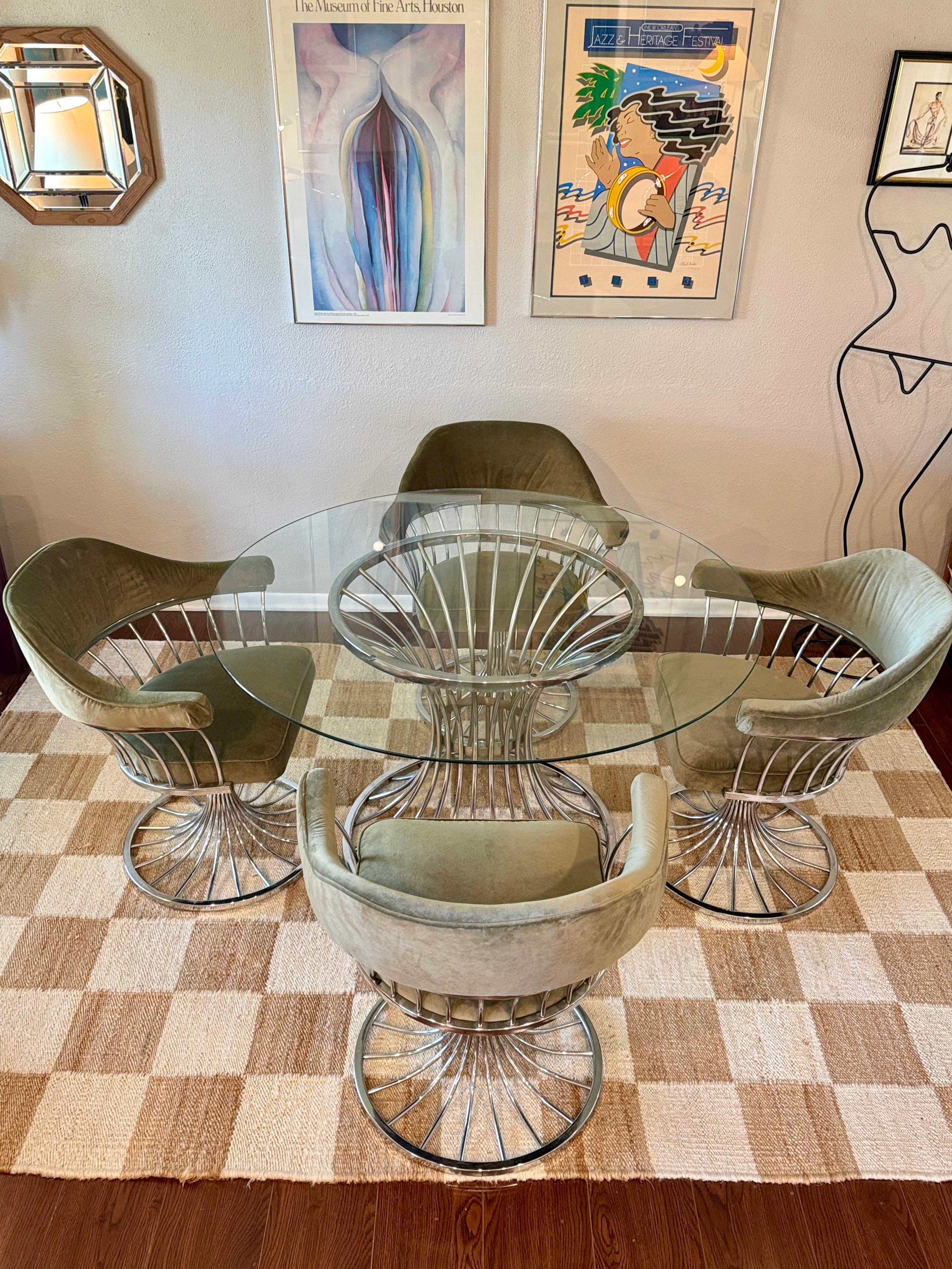 Un set da pranzo moderno a tulipano in cromo del 1970 circa in vendita 2