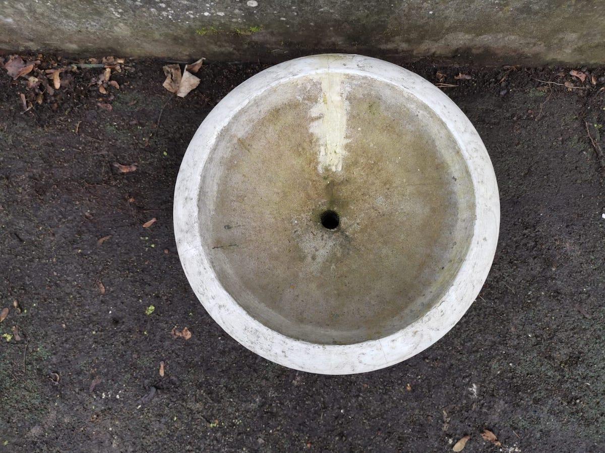 Fioriera scultorea francese in cemento a due pezzi con supporto, della metà del secolo scorso In condizioni discrete in vendita a London, GB
