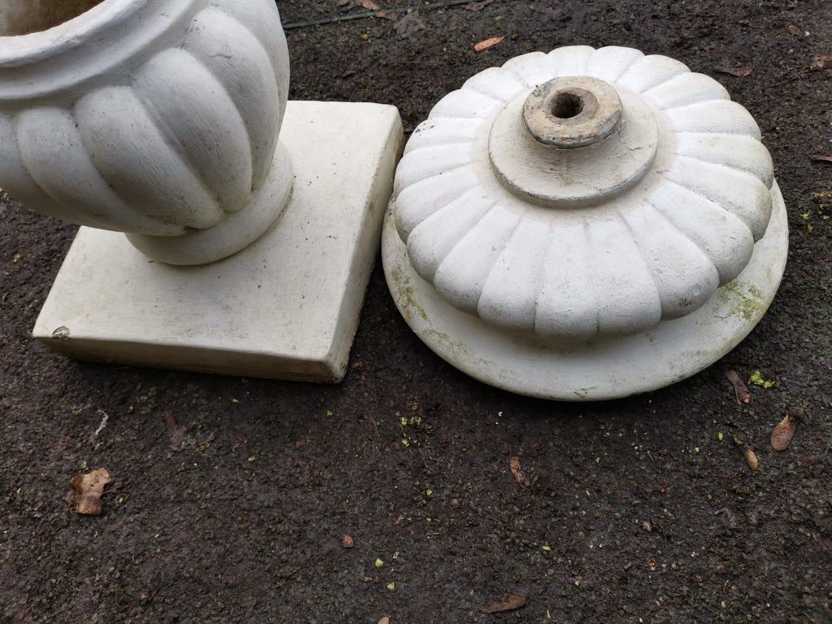 Fioriera scultorea francese in cemento a due pezzi con supporto, della metà del secolo scorso in vendita 1