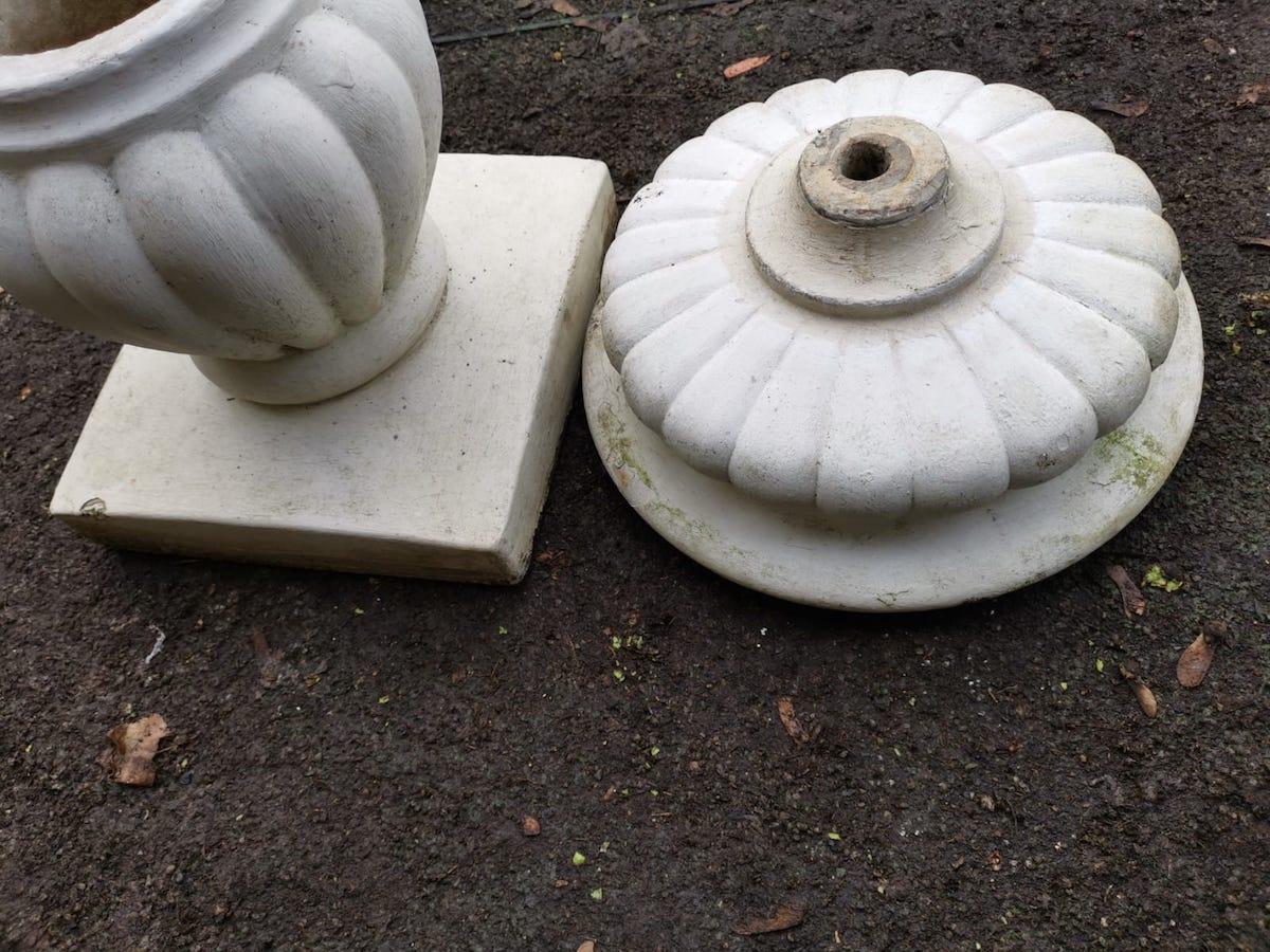 Zweiteiliges französisches, bauchiges, geriffeltes Pflanzgefäß aus Beton auf Ständer, Moderne der Mitte des Jahrhunderts im Angebot 3