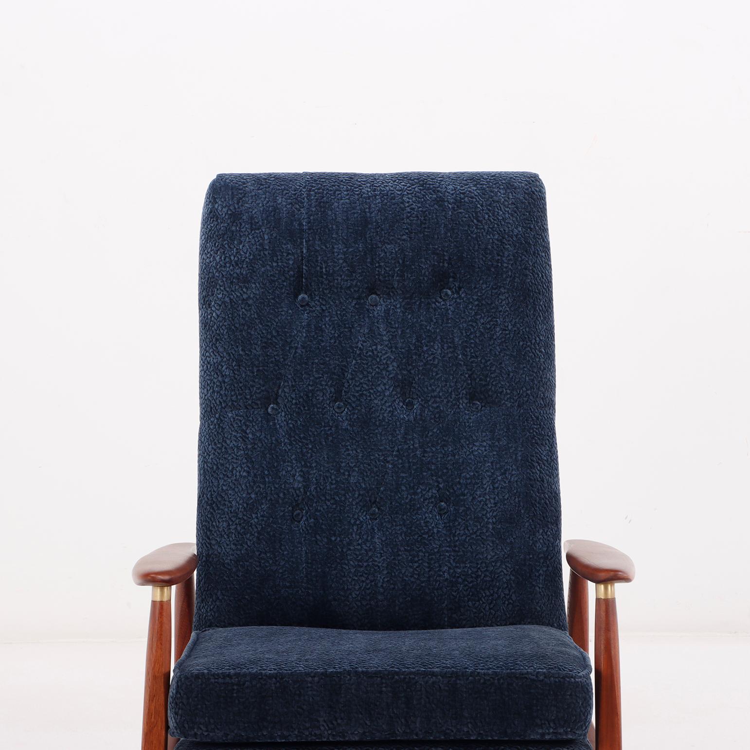 A mid century modern upholstered Milo Baughman model #74 walnut reclining chair. For Sale 2