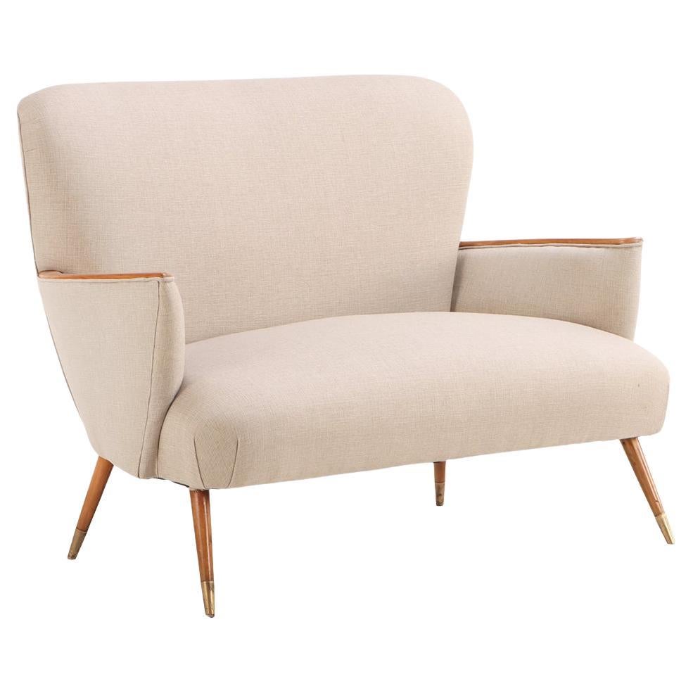 Sofá tapizado moderno de mediados de siglo, c. 1950.