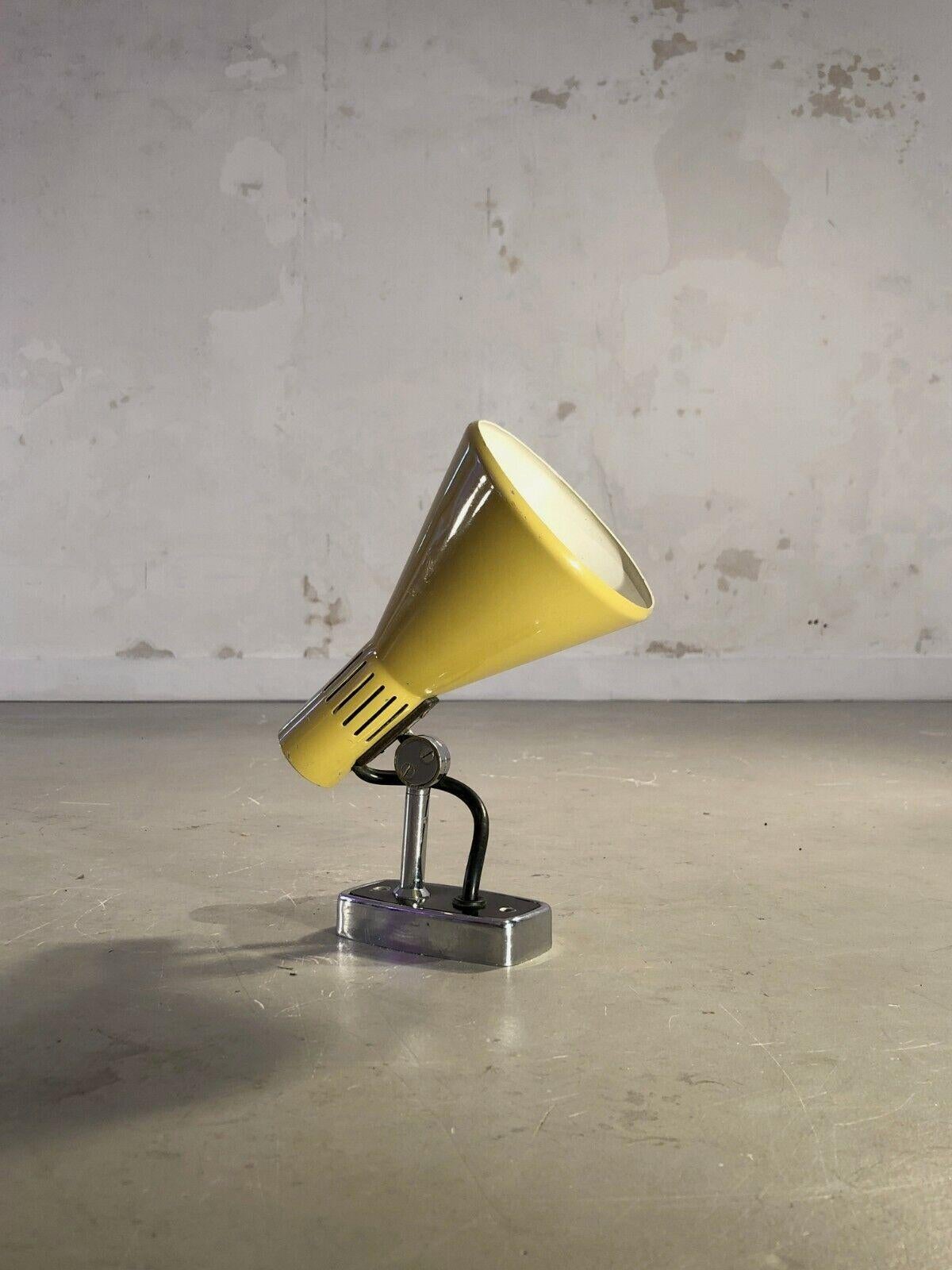 A small adjustable wall light, Modernist, from Forme-Libre, wall base in black lacquered metal enhanced with chrome, adjustable lampshade in pale yellow lacquered metal, model No. 286 by Bruno Gatta, Stilnovo edition, Italy 1960. Stilnovo Milano
