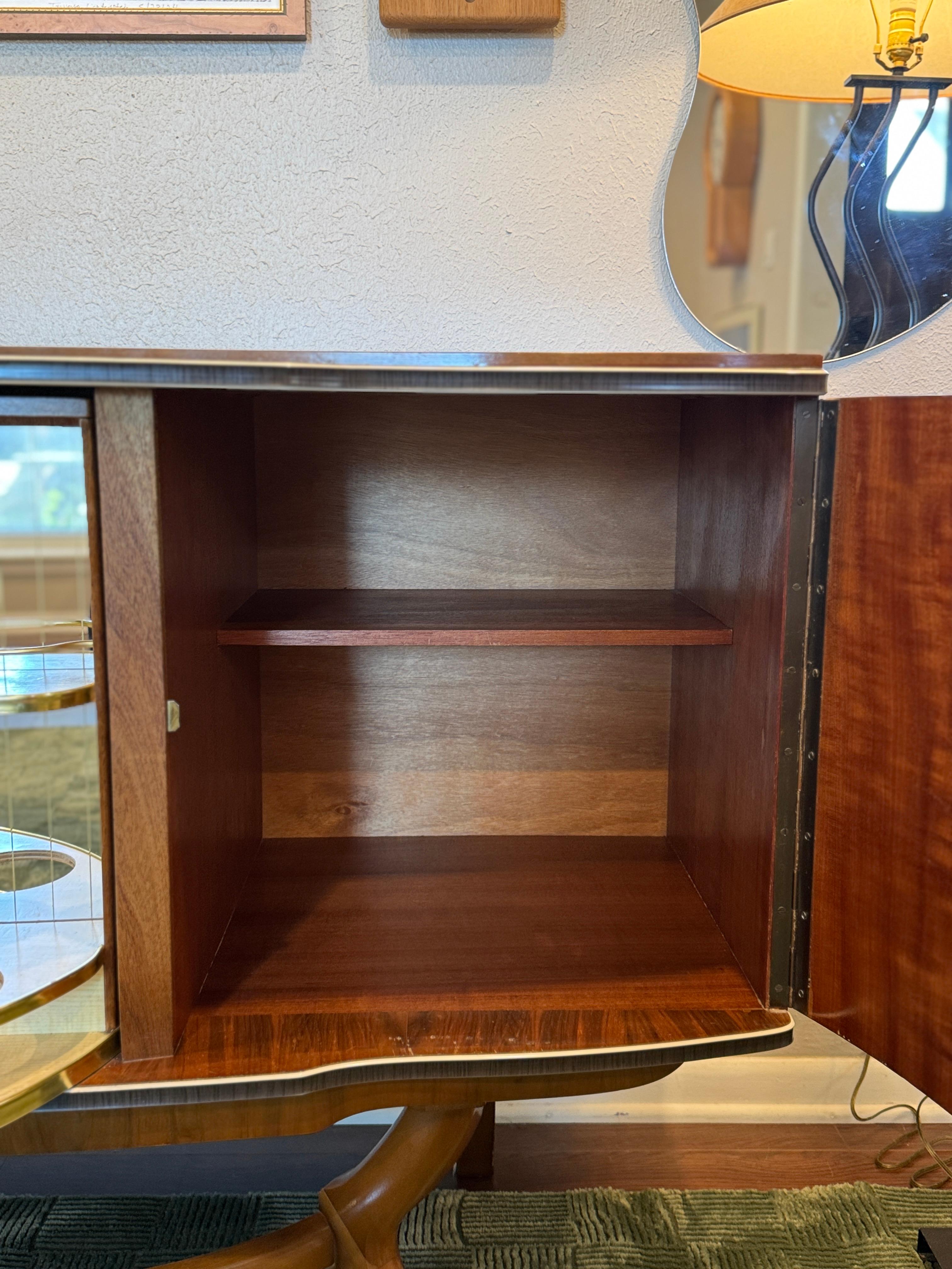 Moderner Schrank aus der Mitte des Jahrhunderts, nussbaumfurniert, Beautility, ca. 1960er Jahre im Angebot 2