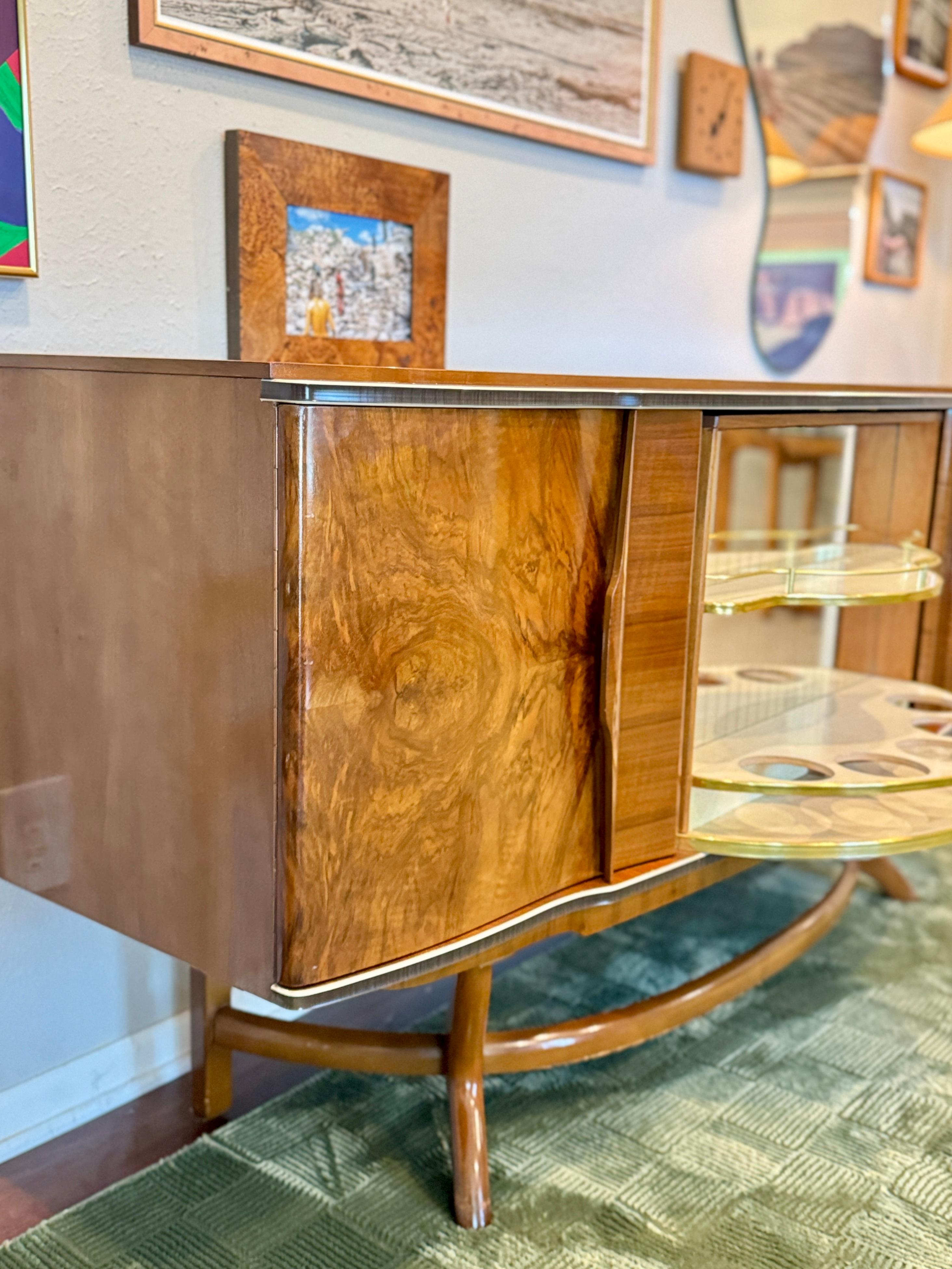 Moderner Schrank aus der Mitte des Jahrhunderts, nussbaumfurniert, Beautility, ca. 1960er Jahre im Angebot 3