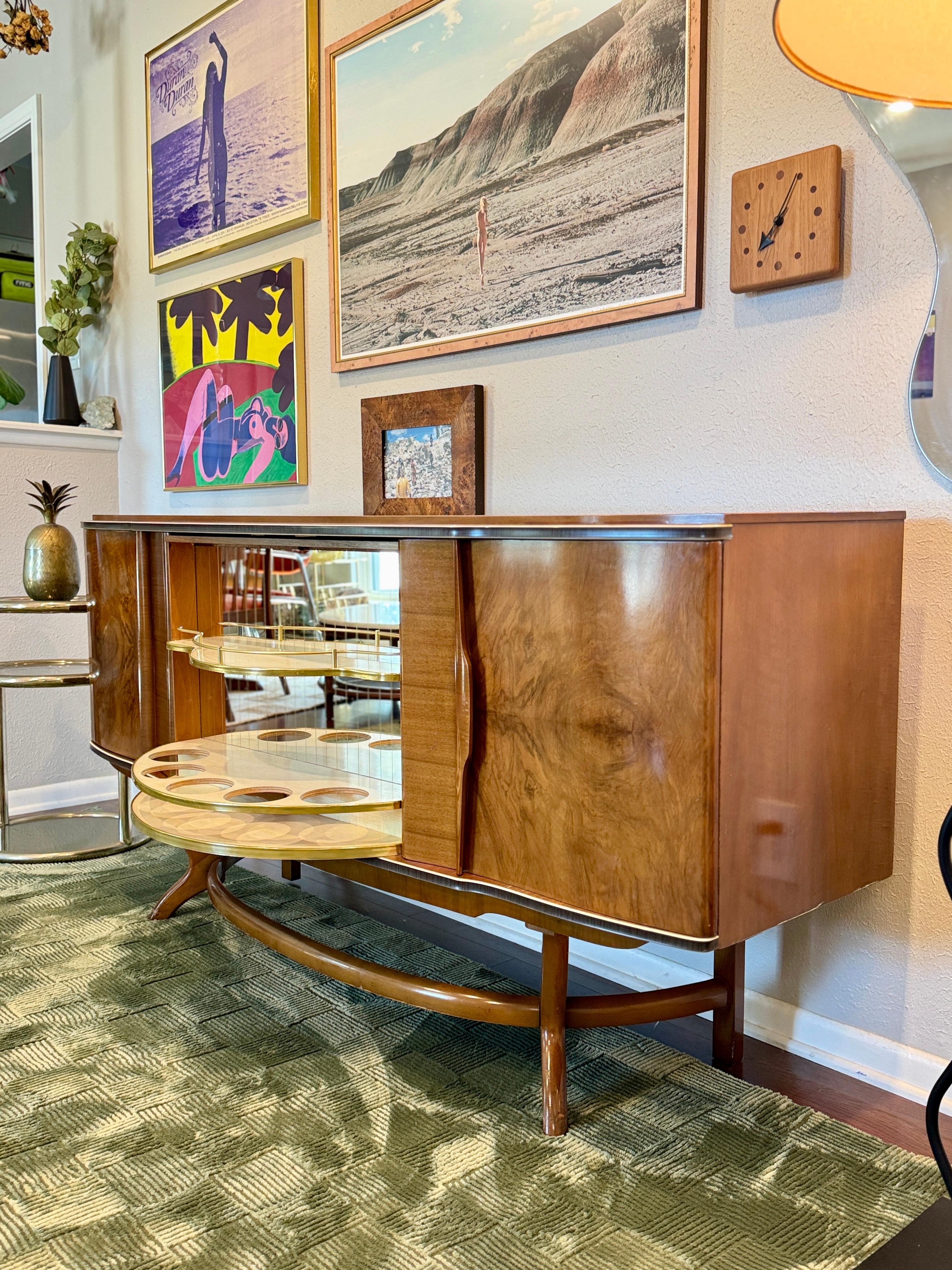Moderner Schrank aus der Mitte des Jahrhunderts, nussbaumfurniert, Beautility, ca. 1960er Jahre im Angebot 6