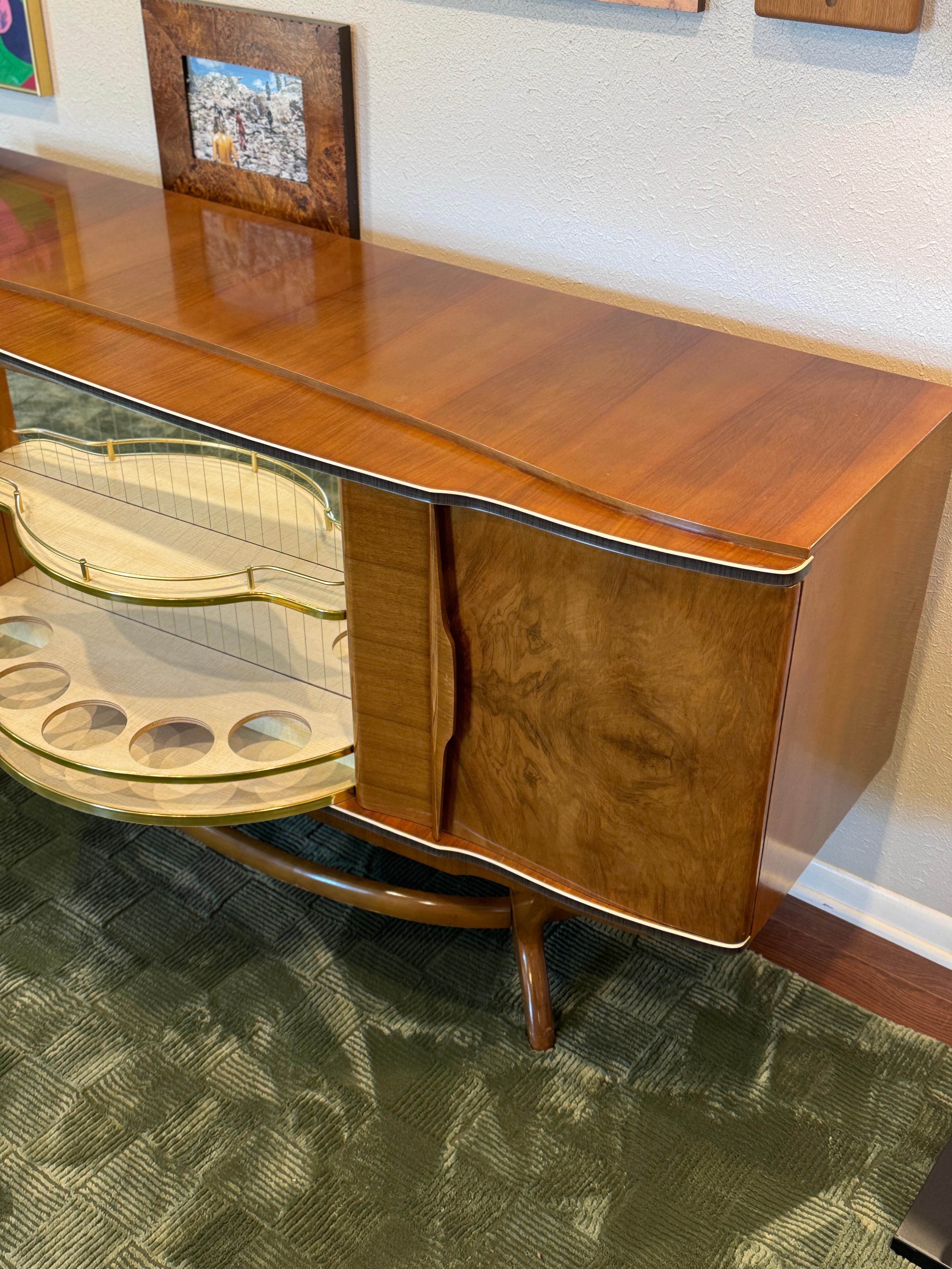 Moderner Schrank aus der Mitte des Jahrhunderts, nussbaumfurniert, Beautility, ca. 1960er Jahre (Moderne der Mitte des Jahrhunderts) im Angebot
