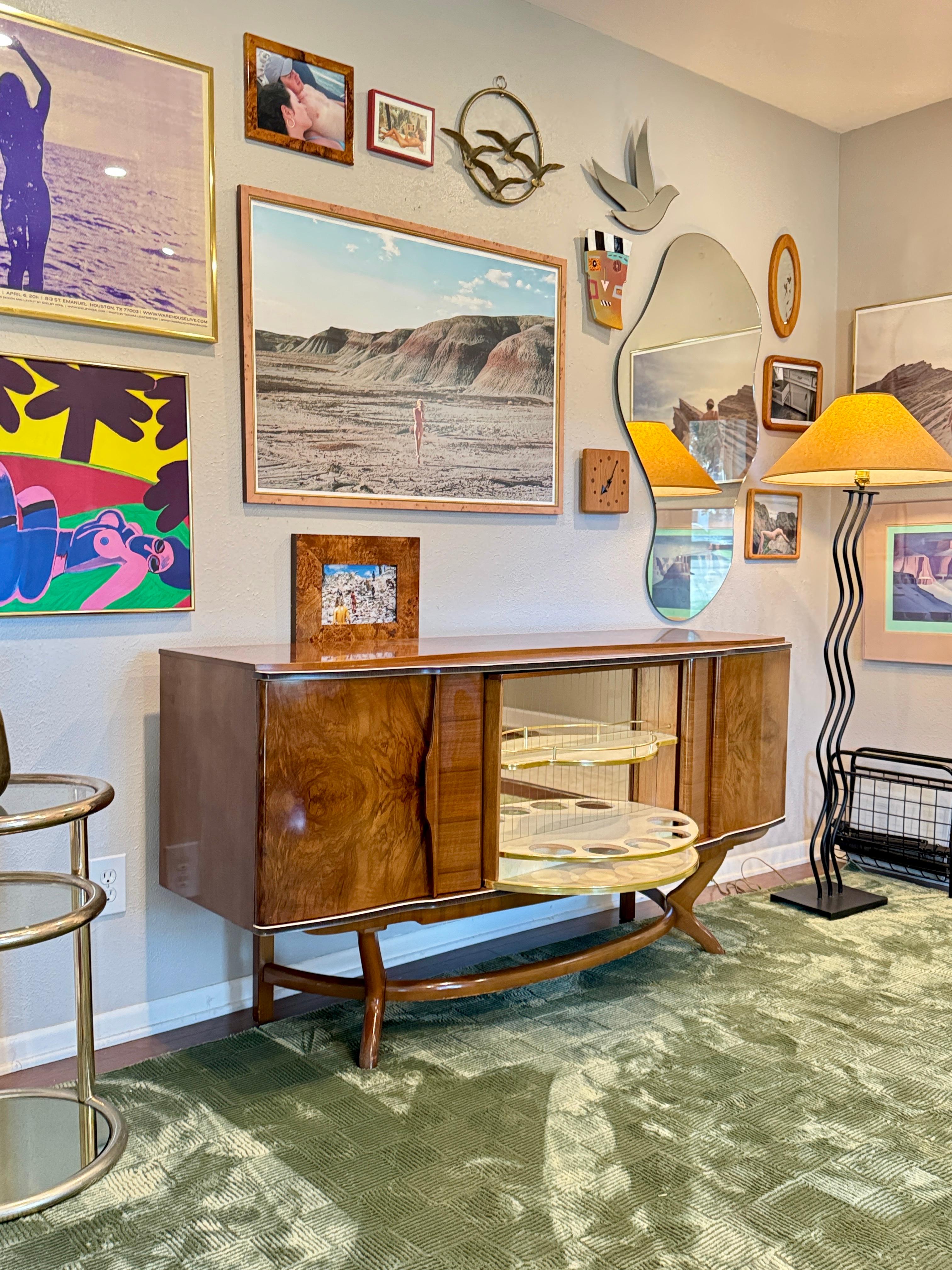 Moderner Schrank aus der Mitte des Jahrhunderts, nussbaumfurniert, Beautility, ca. 1960er Jahre (Furnier) im Angebot