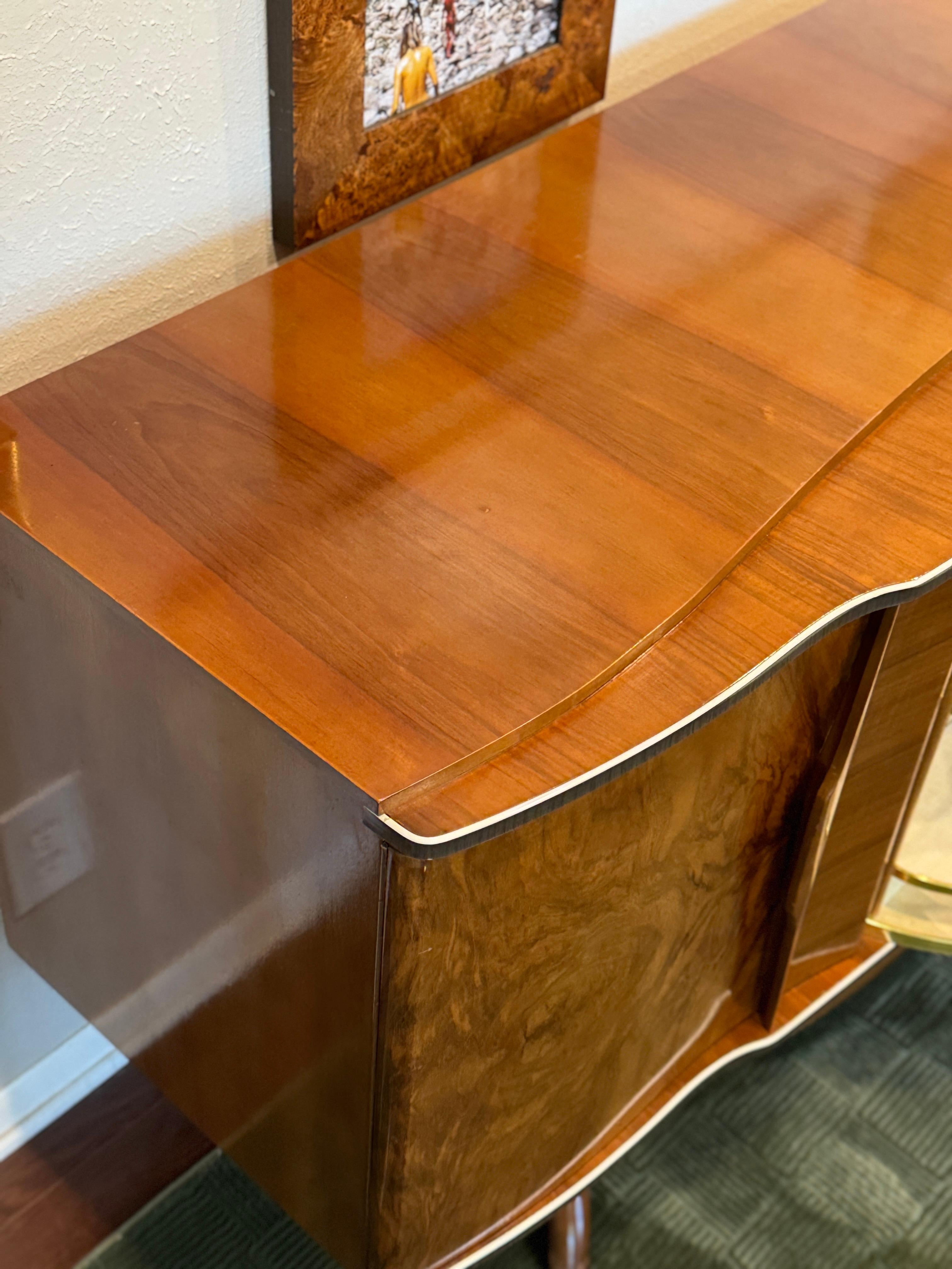 Moderner Schrank aus der Mitte des Jahrhunderts, nussbaumfurniert, Beautility, ca. 1960er Jahre (Mitte des 20. Jahrhunderts) im Angebot