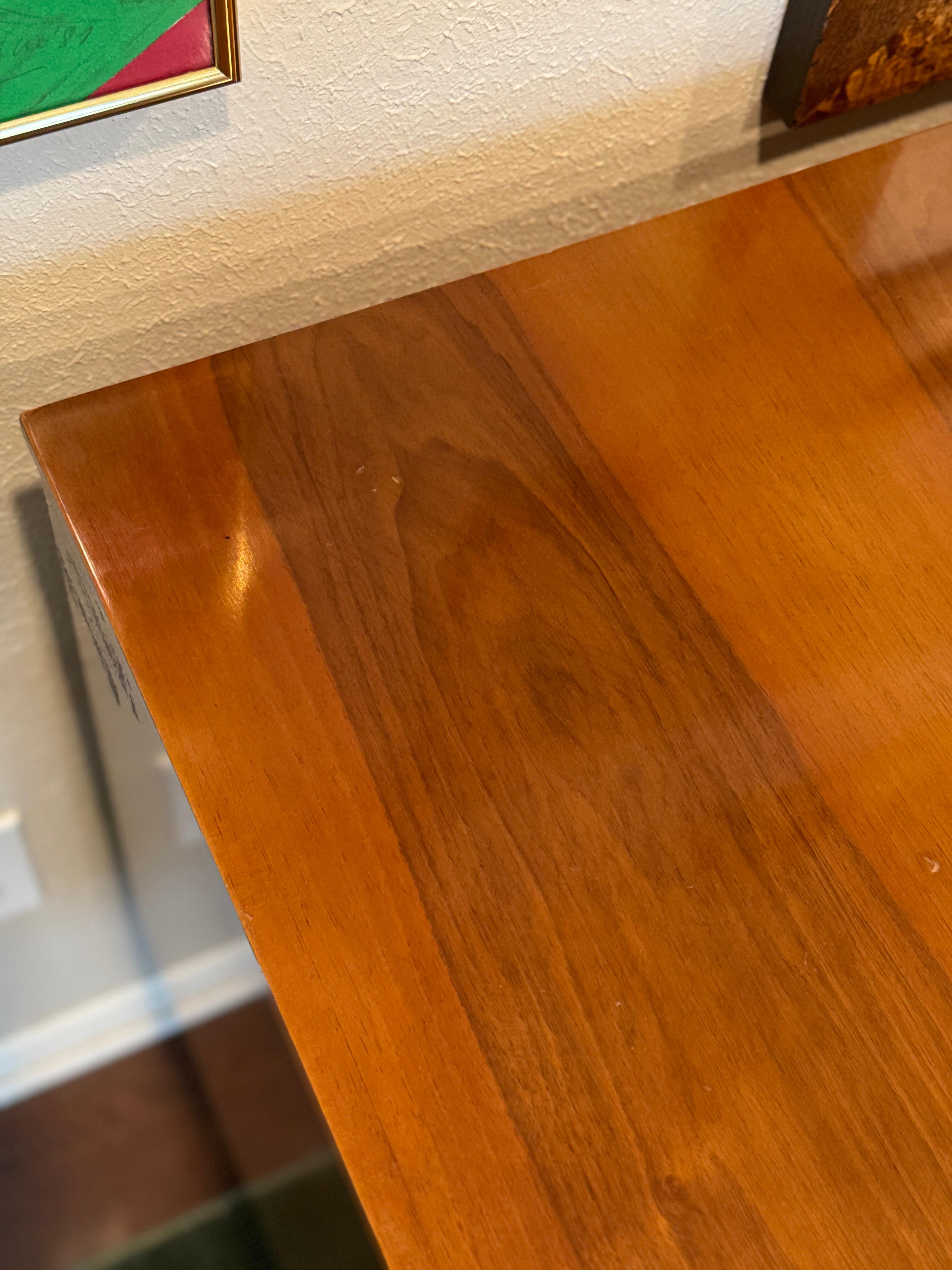 Moderner Schrank aus der Mitte des Jahrhunderts, nussbaumfurniert, Beautility, ca. 1960er Jahre (Holz) im Angebot