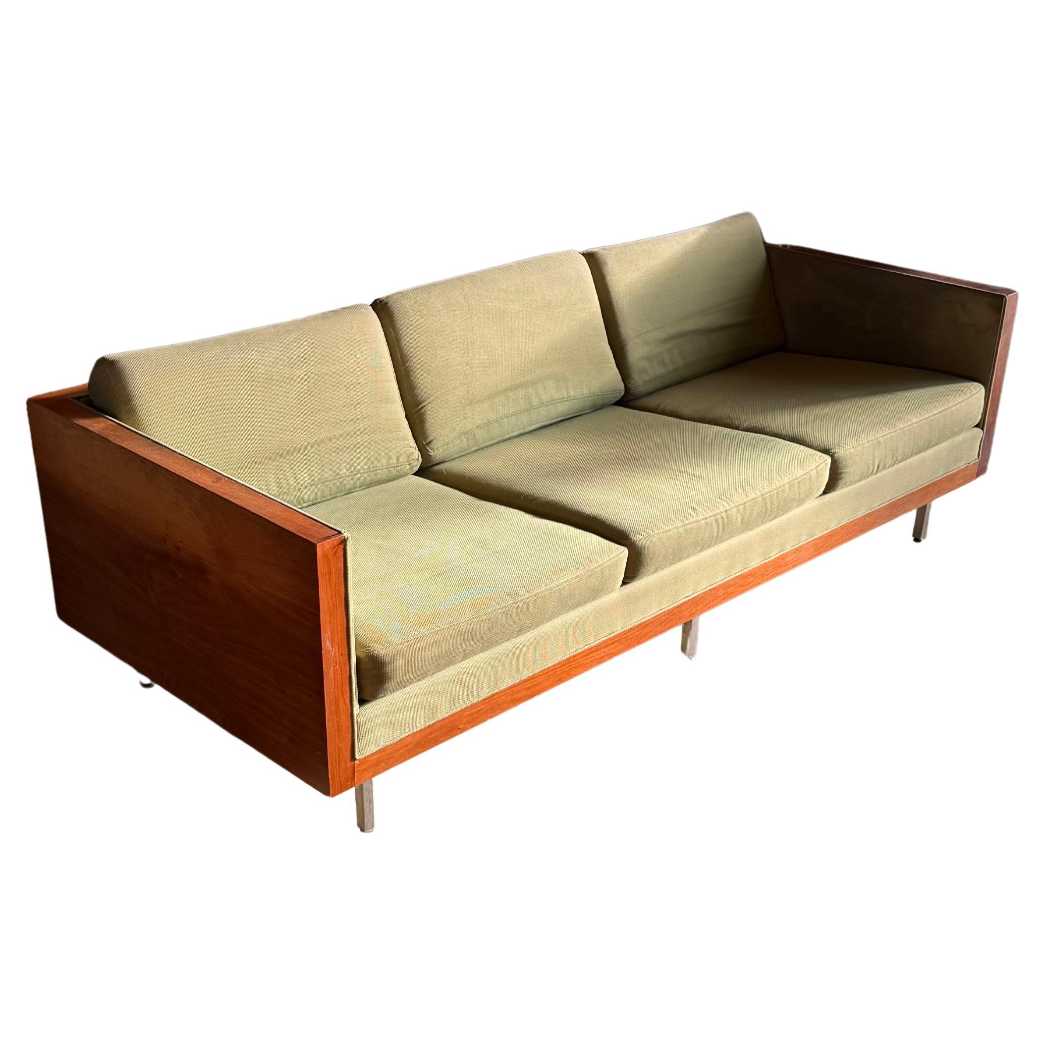 A mid century modern walnut wood case sofa attr. Milo Baughman, circa 1950 im Angebot