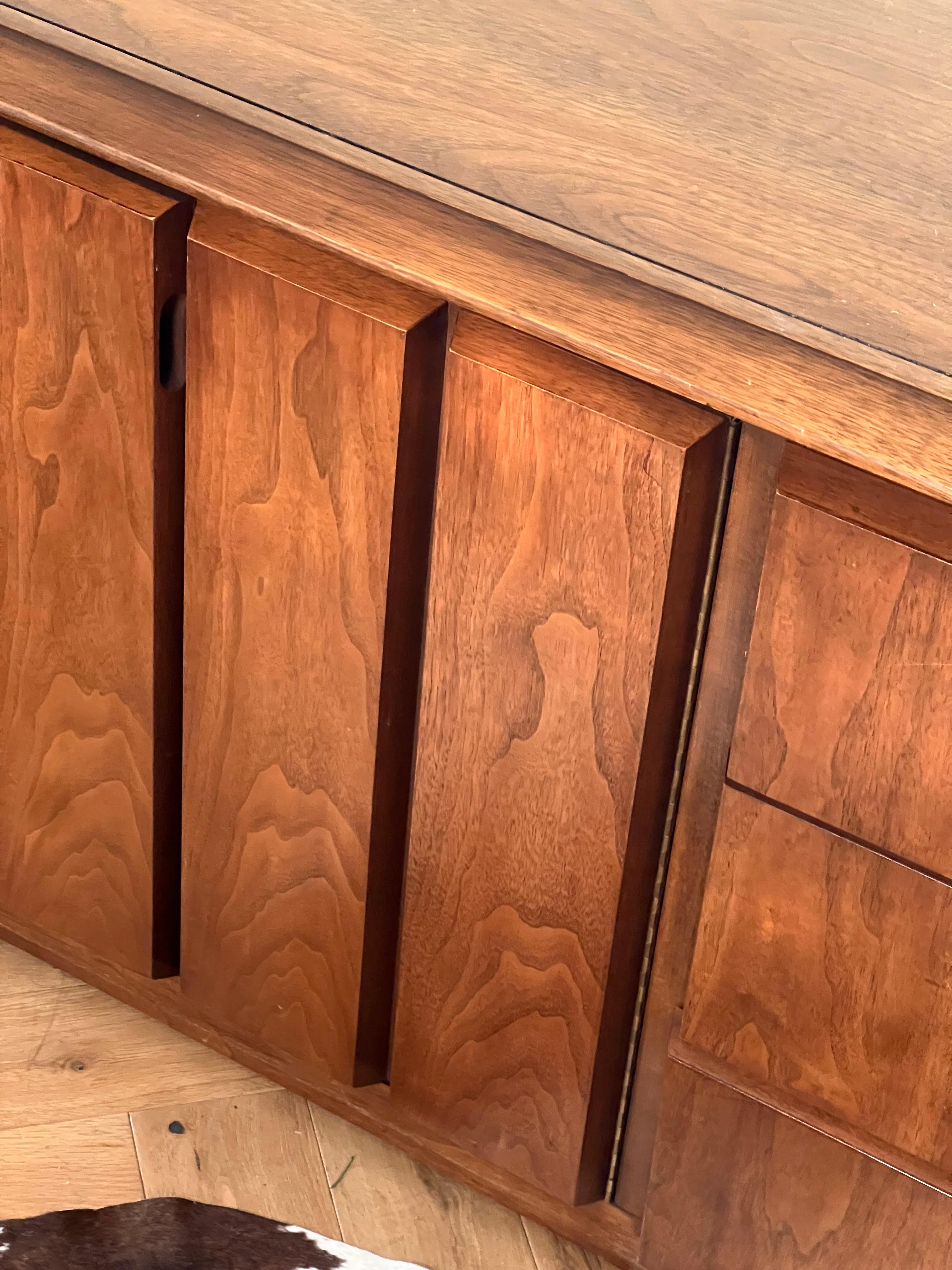 A mid century modern walnut wood nine-door dresser / sideboard, circa 1960 3