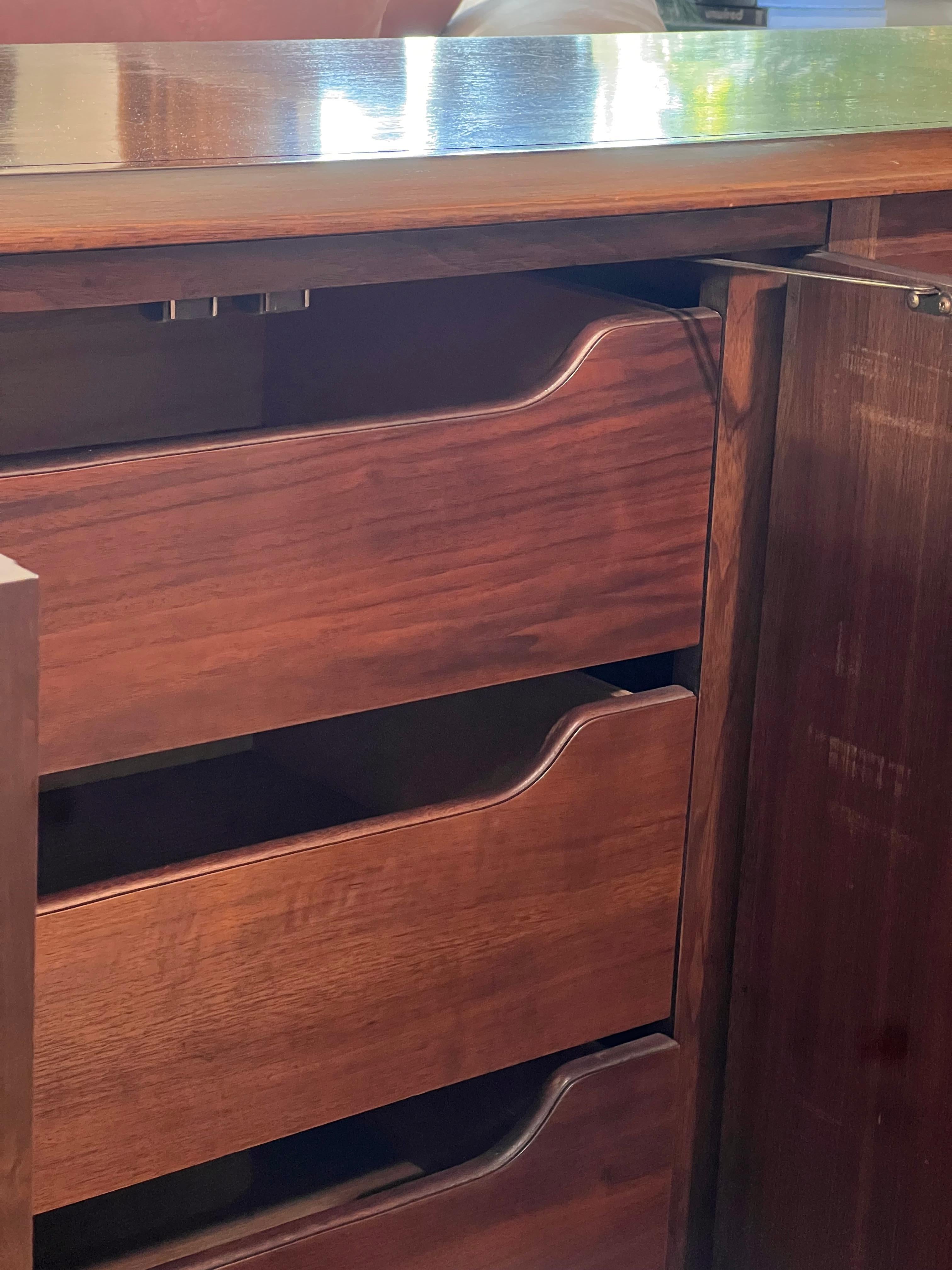 A mid century modern walnut wood nine-door dresser / sideboard, circa 1960 5