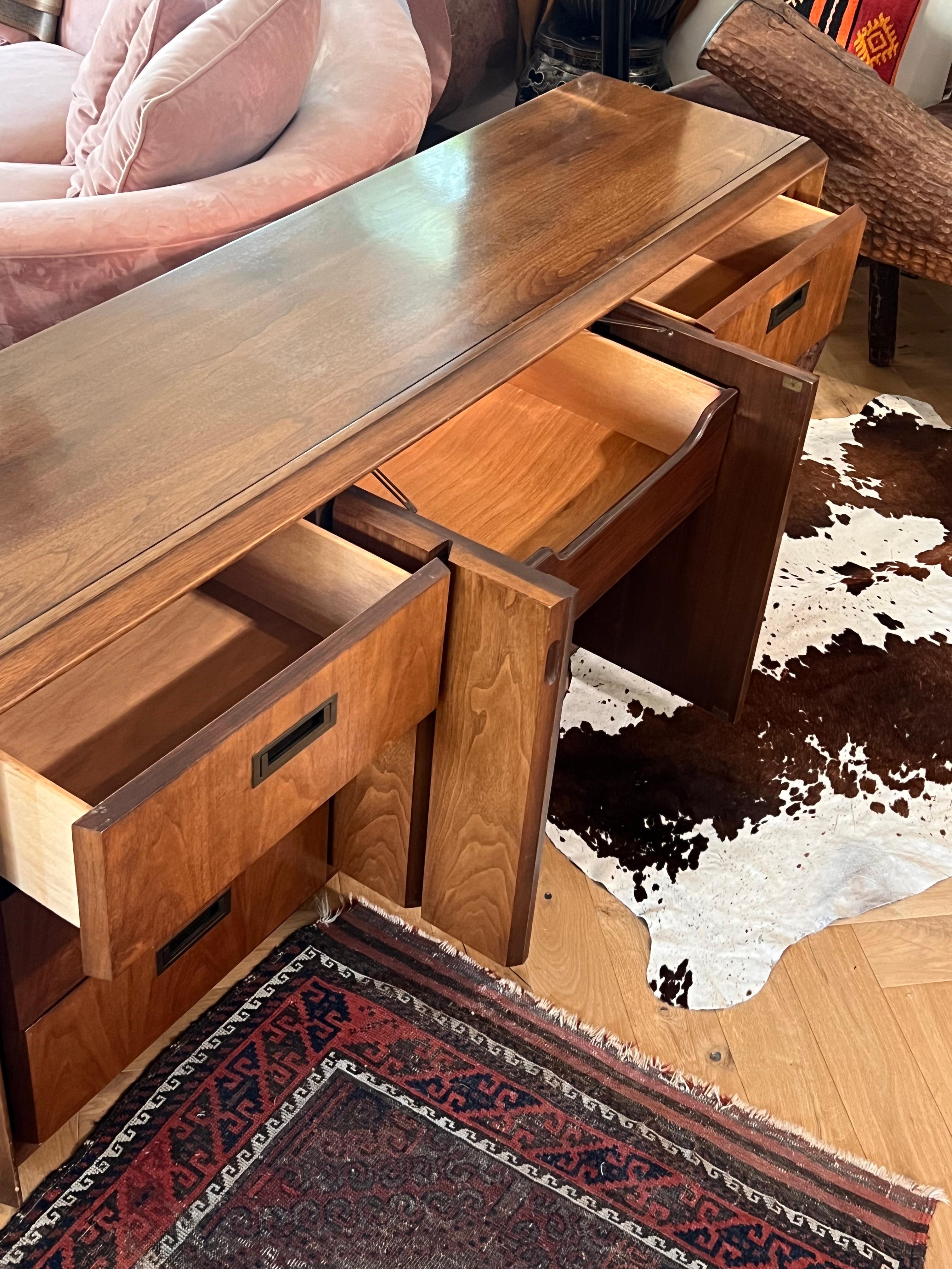 A mid century modern walnut wood nine-door dresser / sideboard, circa 1960 7