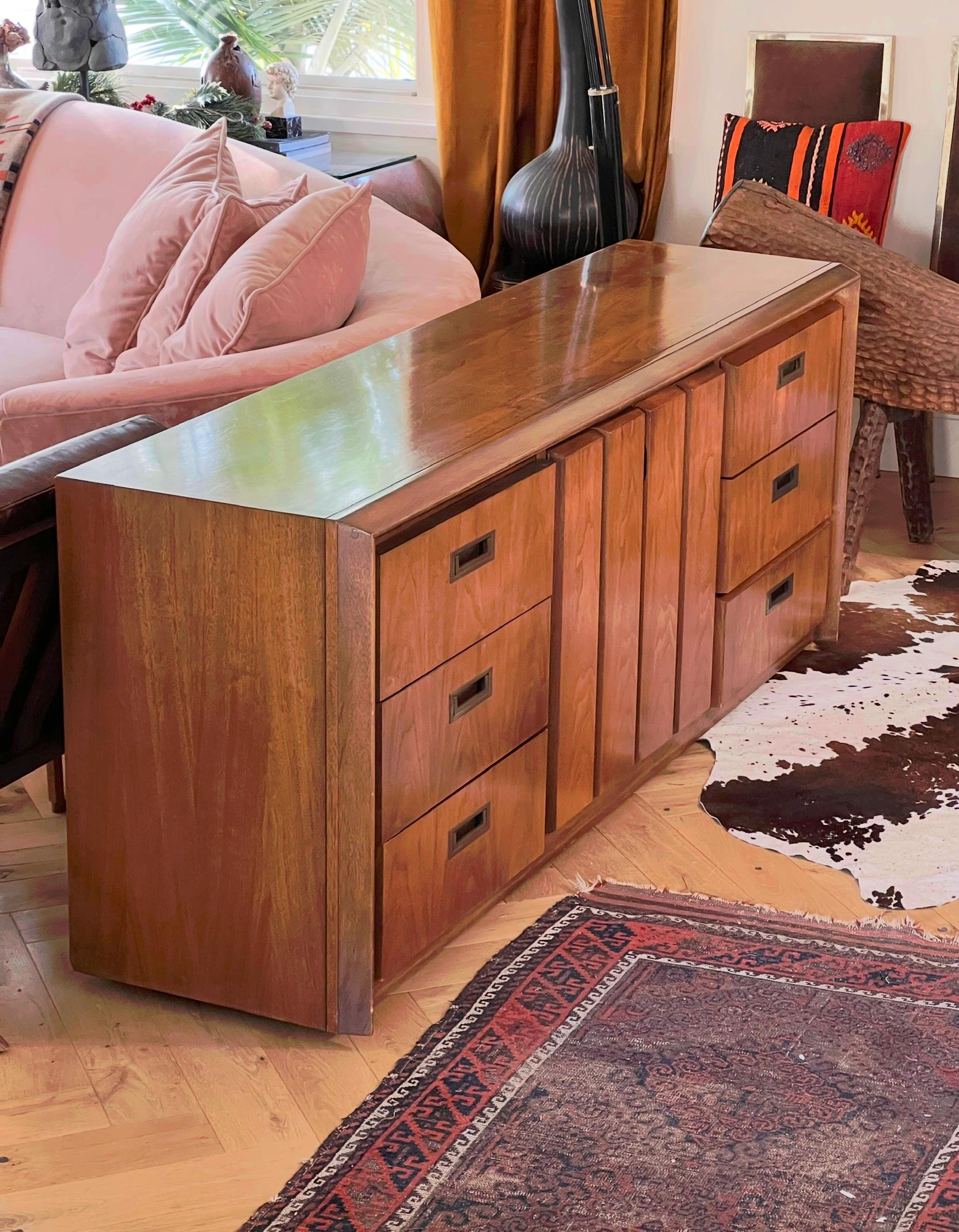 A mid century modern walnut wood nine-door dresser / sideboard, circa 1960 8