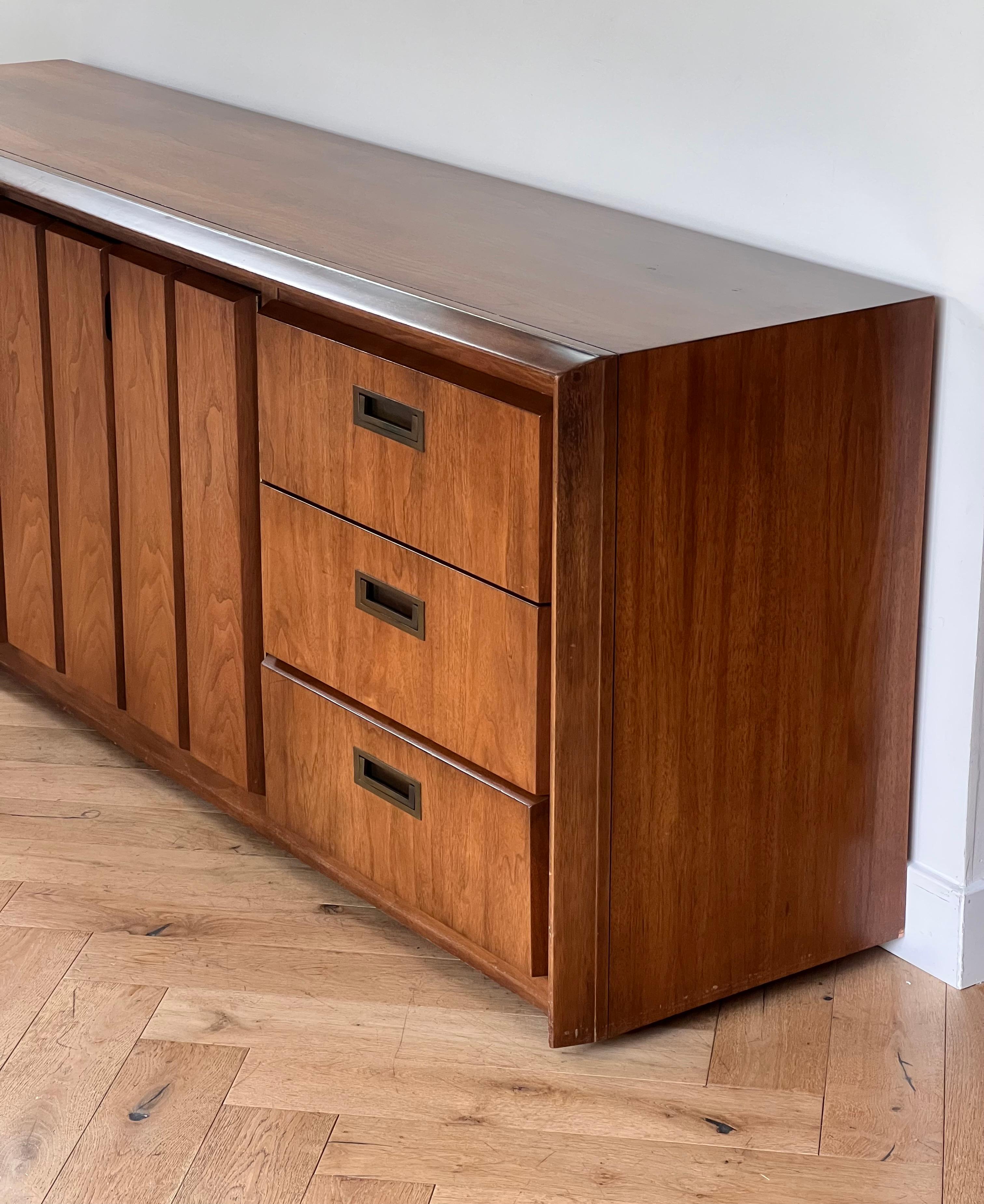 A mid century modern walnut wood nine-door dresser / sideboard, circa 1960 12