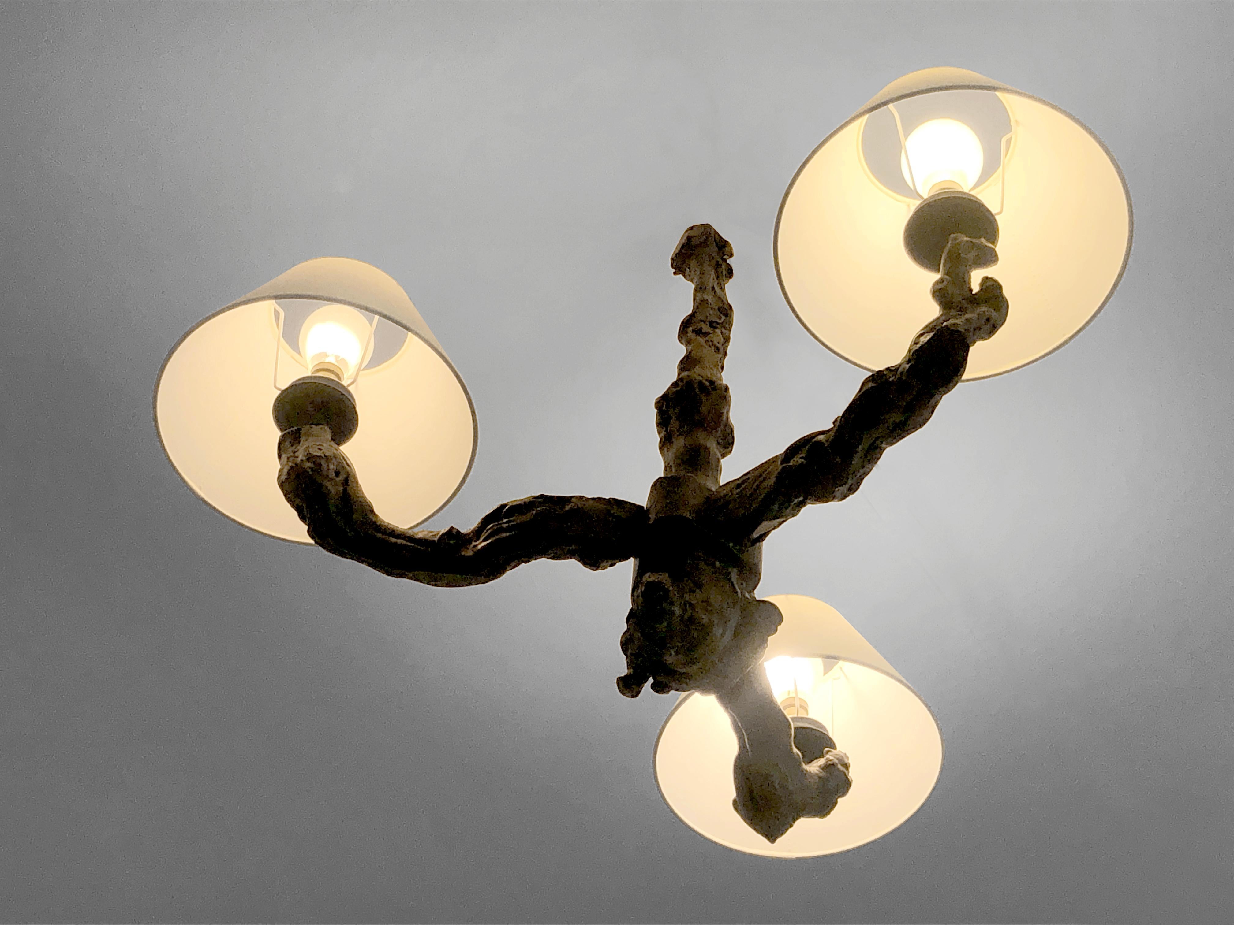 A MID-CENTURY-MODERN Wood BRUTALIST Ceiling LAMP Fixture, France 1950 In Good Condition In PARIS, FR