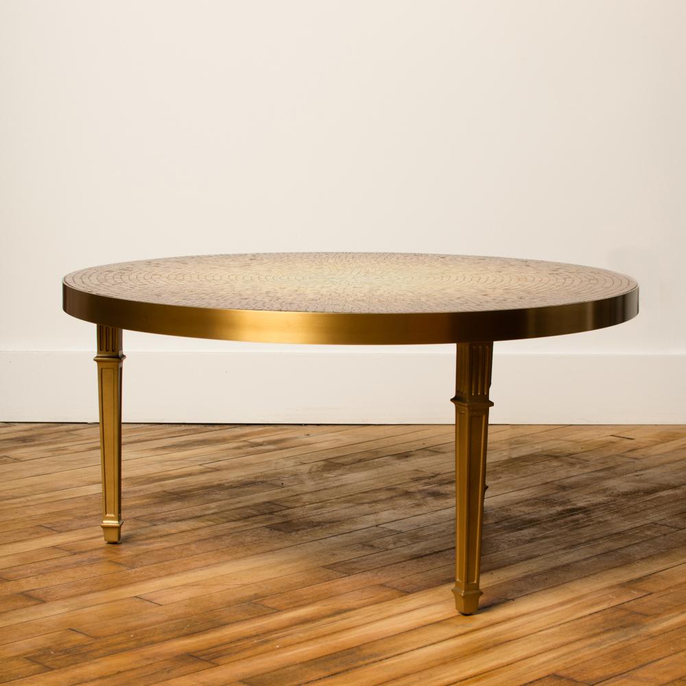 Table basse en mosaïque du milieu du siècle avec des carreaux de verre vénitiens et un cadre en bronze, vers 1950.
 