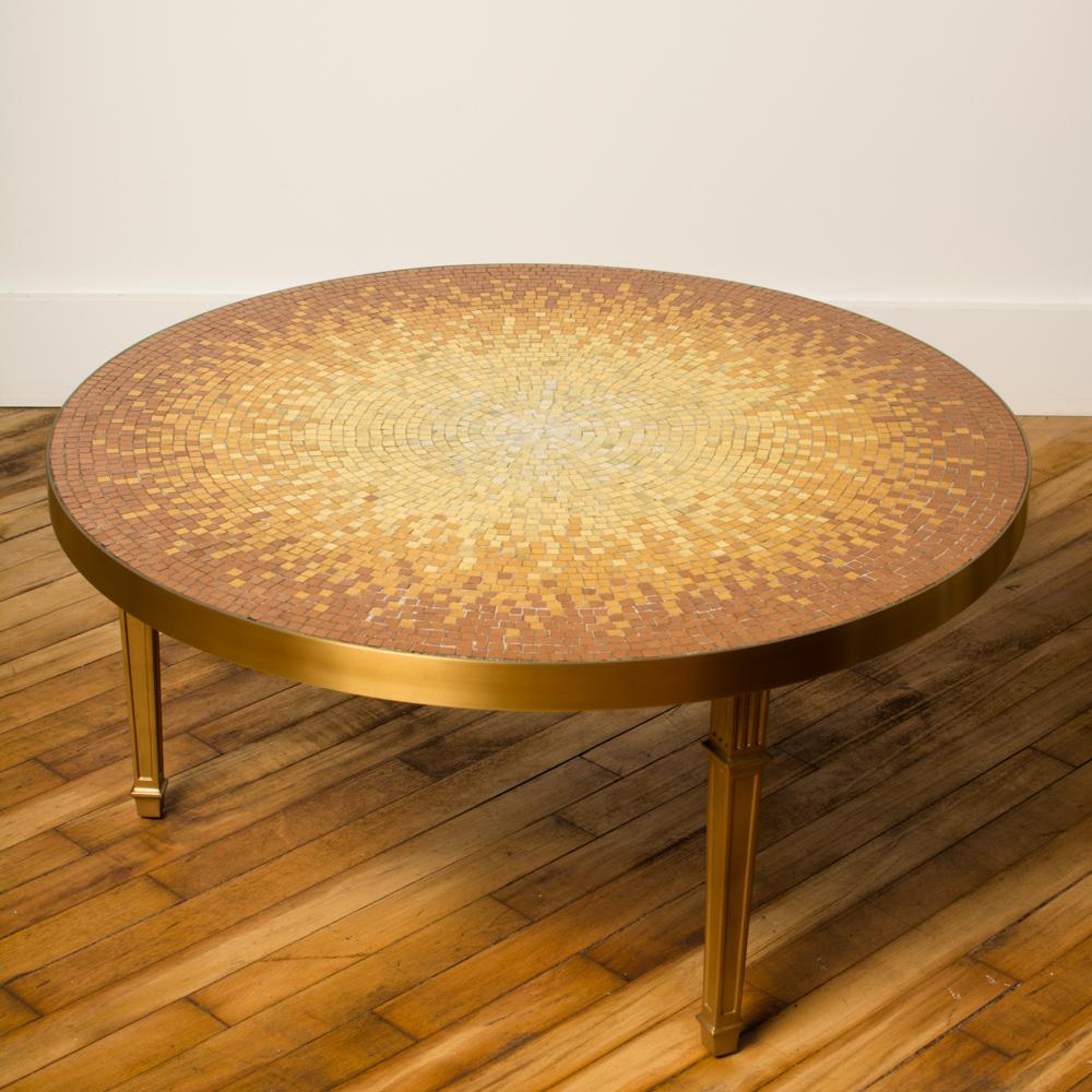 Américain Table basse en mosaïque du milieu du siècle avec cadre en bronze, vers 1950 en vente