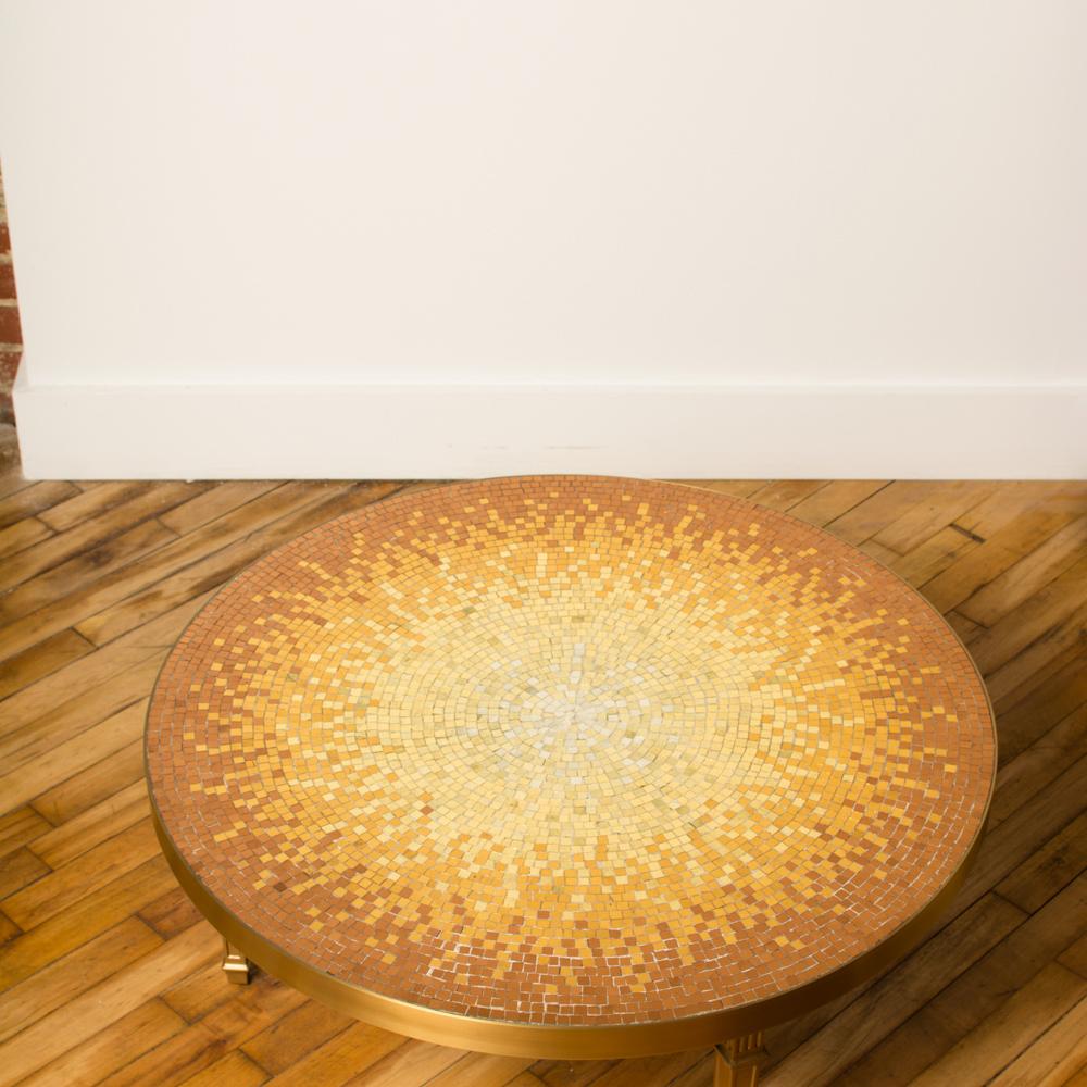 Table basse en mosaïque du milieu du siècle avec cadre en bronze, vers 1950 Bon état - En vente à Philadelphia, PA