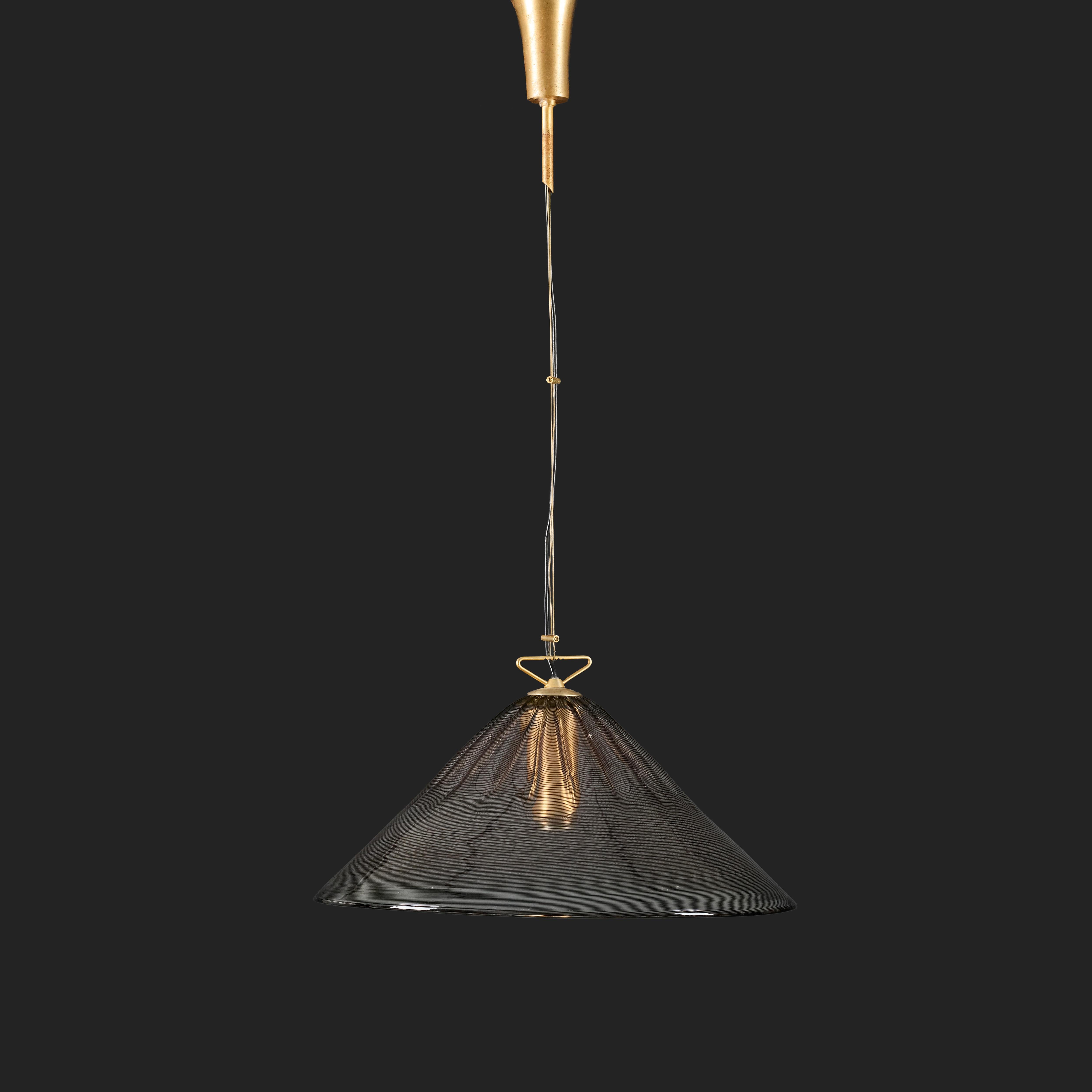Italia, circa 1950
Lampada a sospensione in vetro di Murano della metà del XX secolo, di forma conica e con decorazioni a spirale sul vetro.

Altezza totale  105.00cm
Altezza del piatto e dell'ansa in ottone  28.00cm
Diametro  53.00cm

Nota