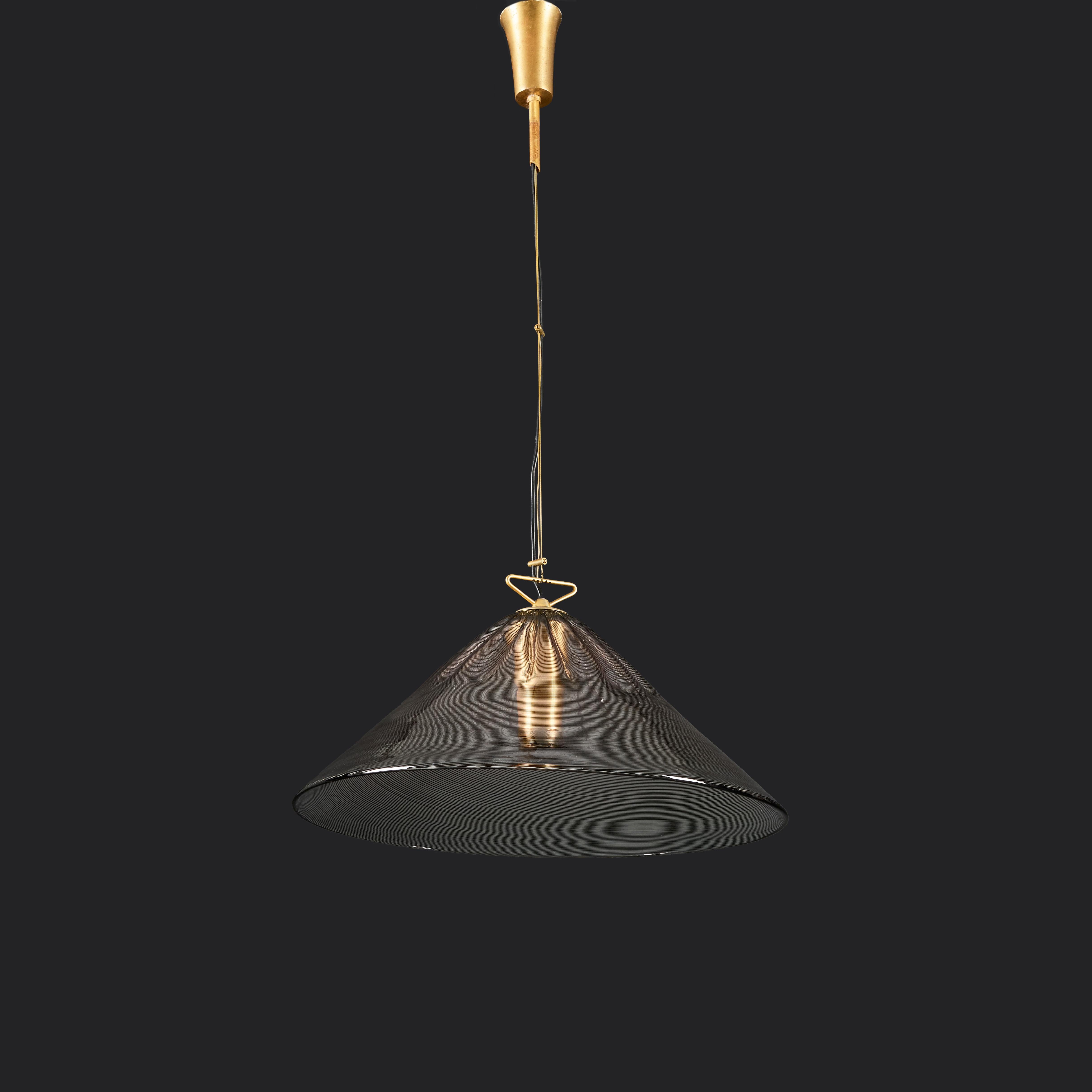 Mid-Century moderno Una lampada a sospensione con paralume a spirale in vetro di Murano della metà del secolo scorso in vendita