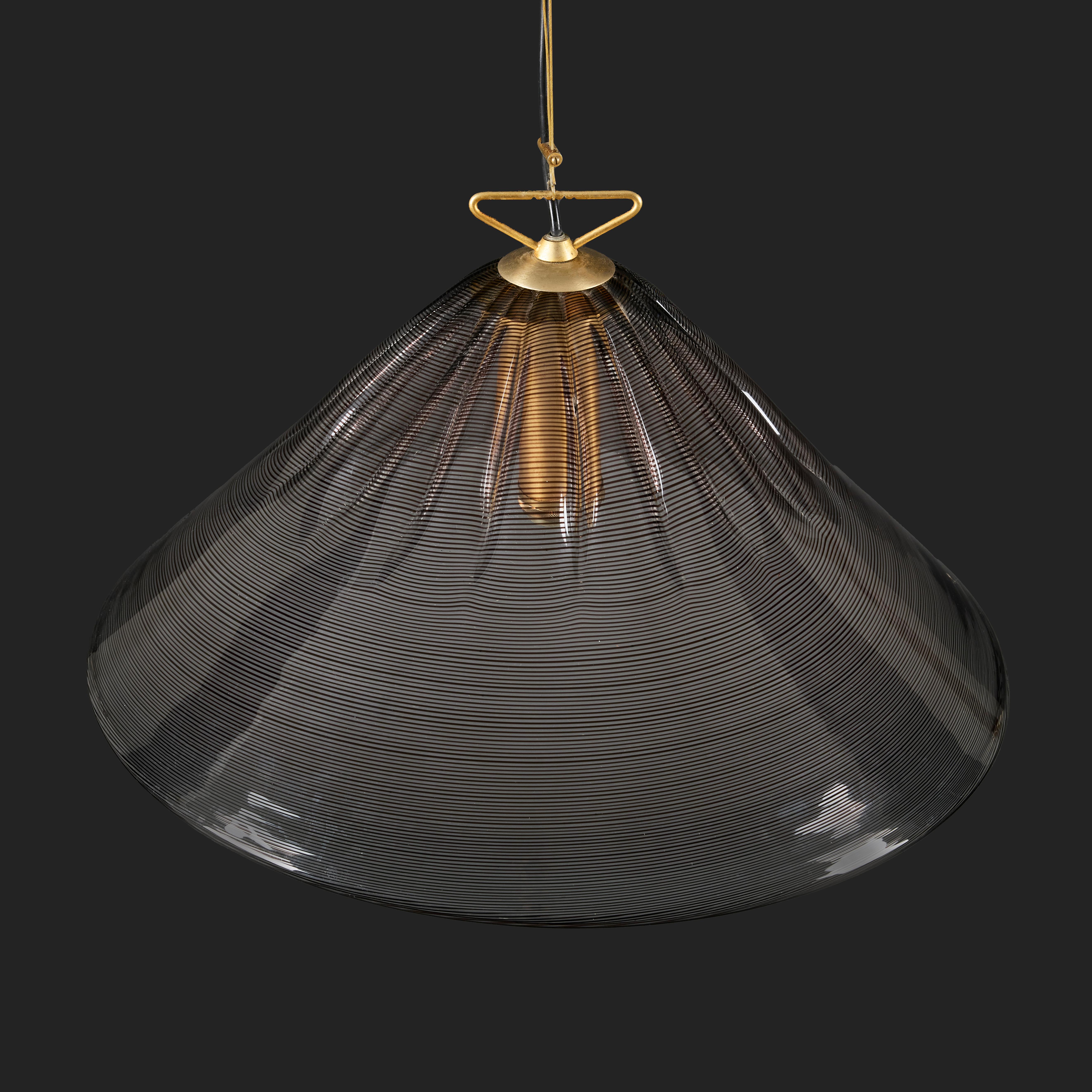 Italiano Una lampada a sospensione con paralume a spirale in vetro di Murano della metà del secolo scorso in vendita