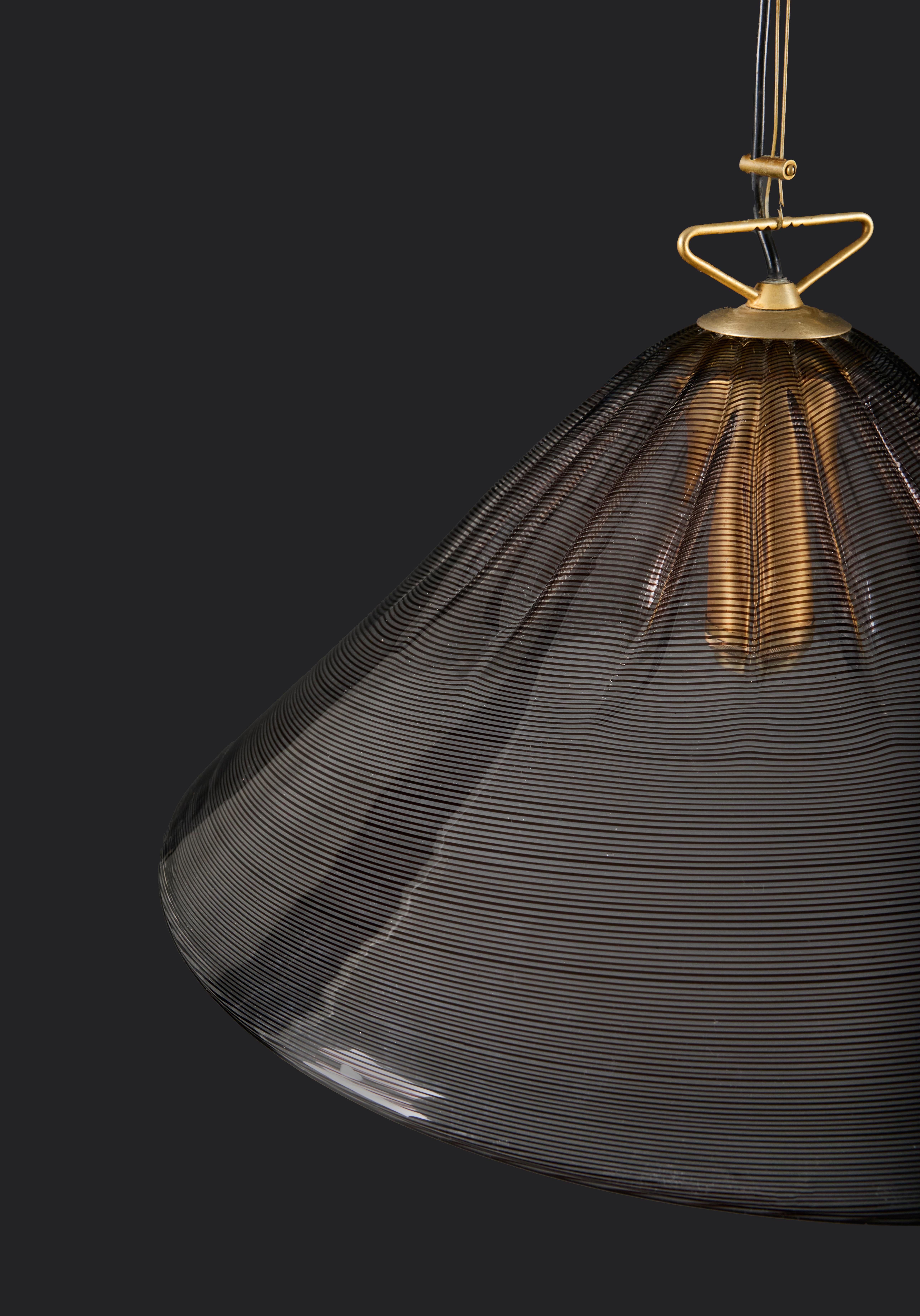 Una lampada a sospensione con paralume a spirale in vetro di Murano della metà del secolo scorso In condizioni buone in vendita a London, GB