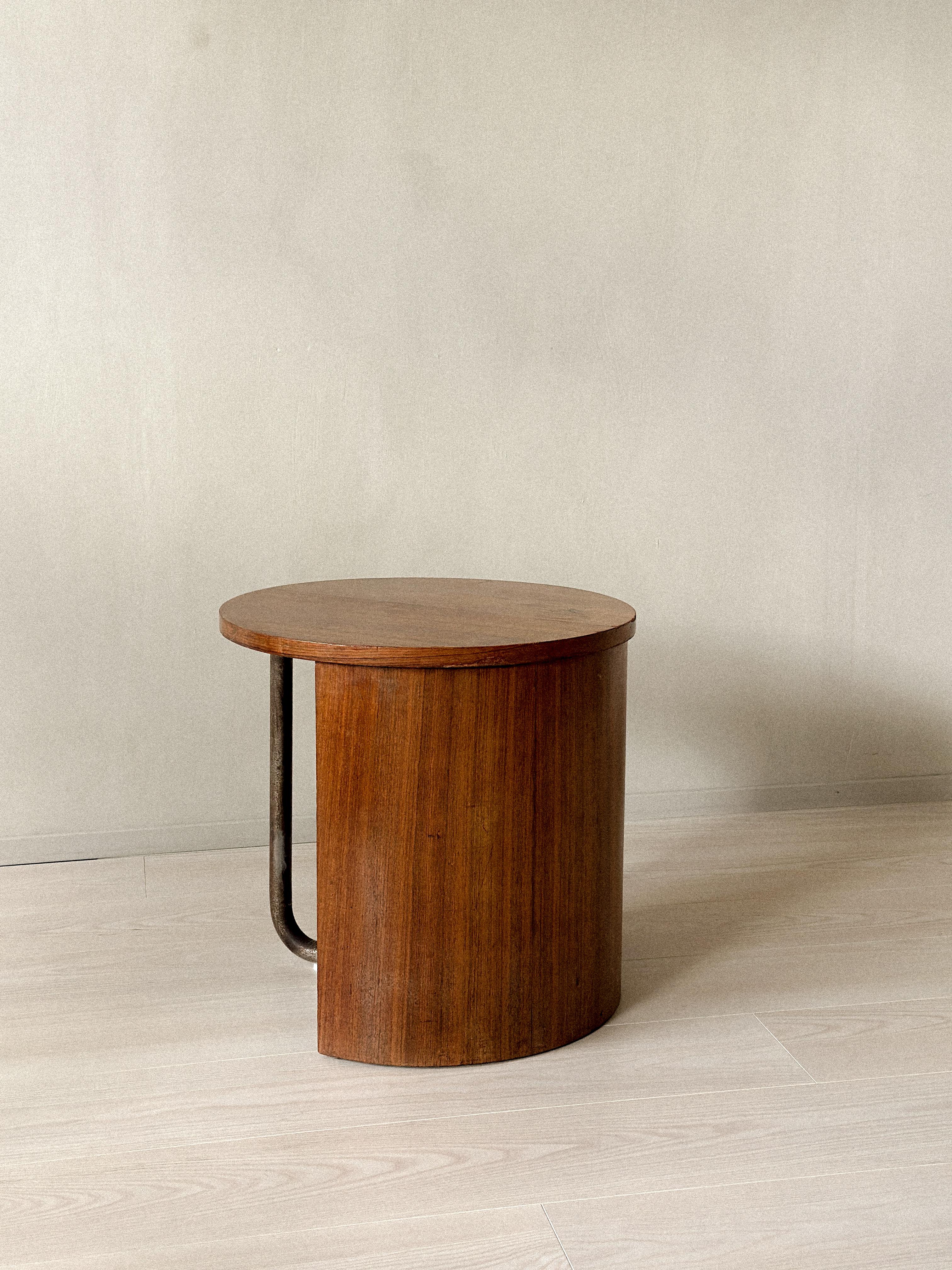 Table d'appoint en Oak du milieu du siècle avec pied en métal, France, c.C. années 1950 en vente 3