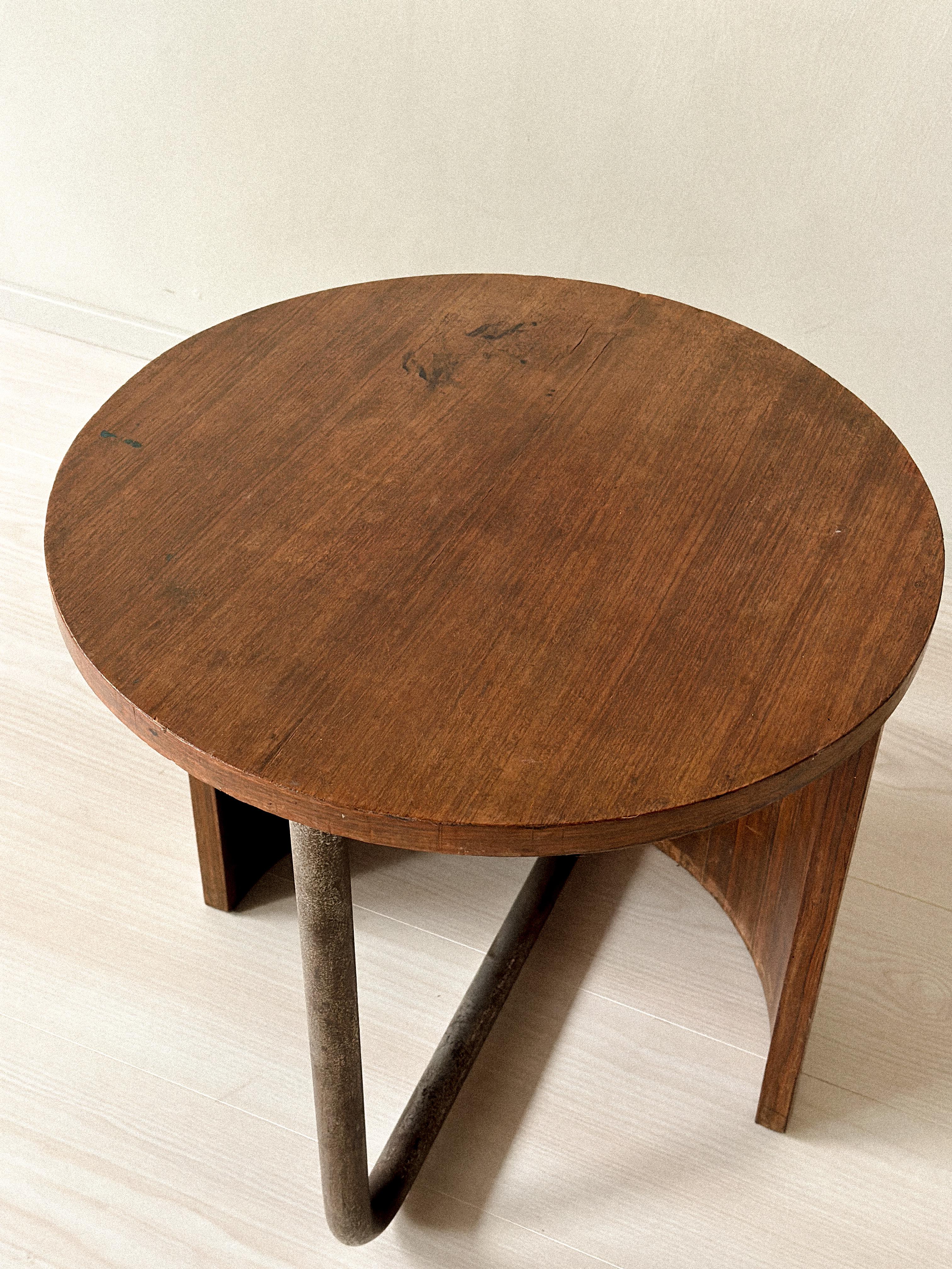 Table d'appoint en Oak du milieu du siècle avec pied en métal, France, c.C. années 1950 en vente 4
