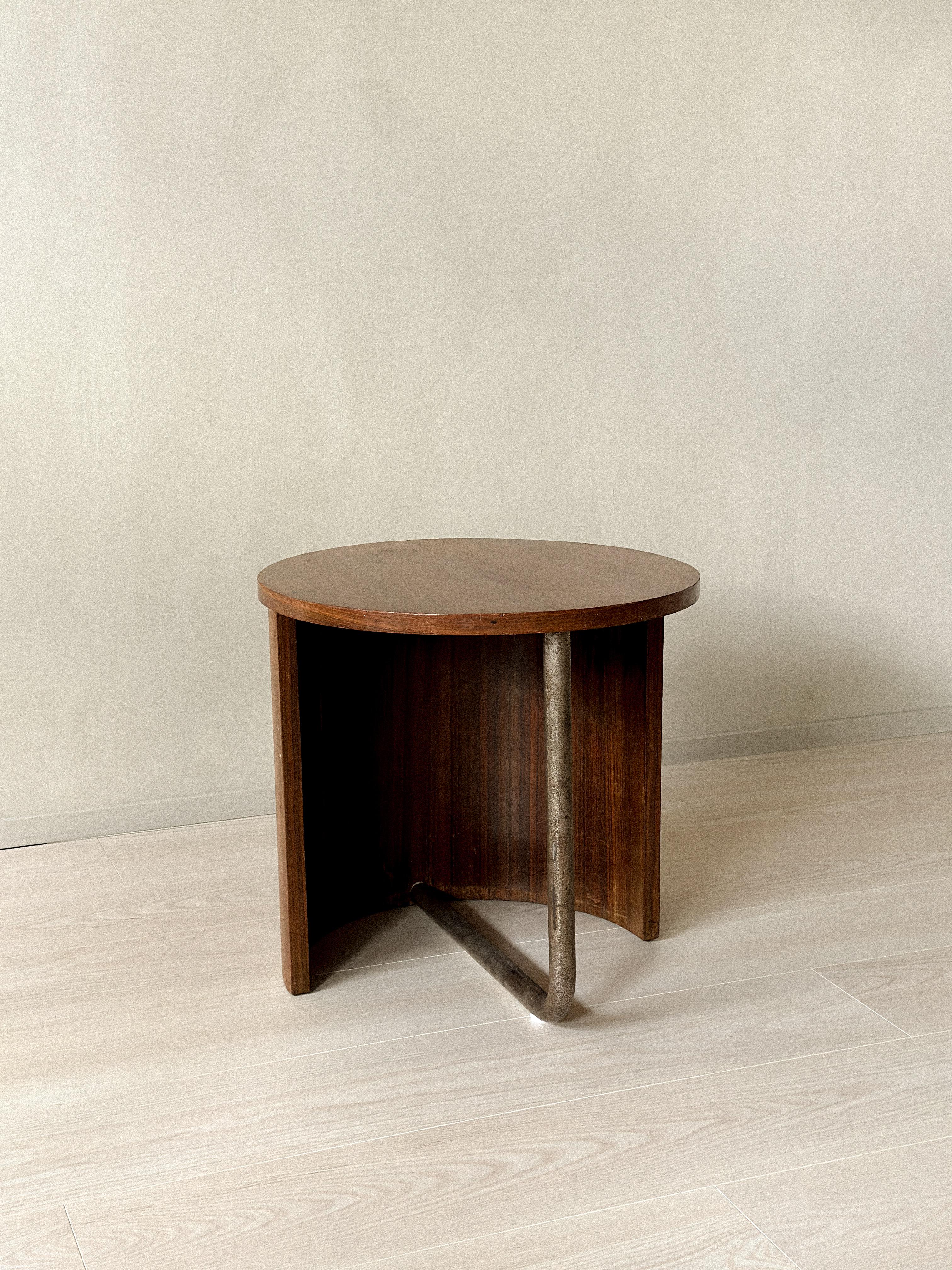Mid-Century Modern Table d'appoint en Oak du milieu du siècle avec pied en métal, France, c.C. années 1950 en vente