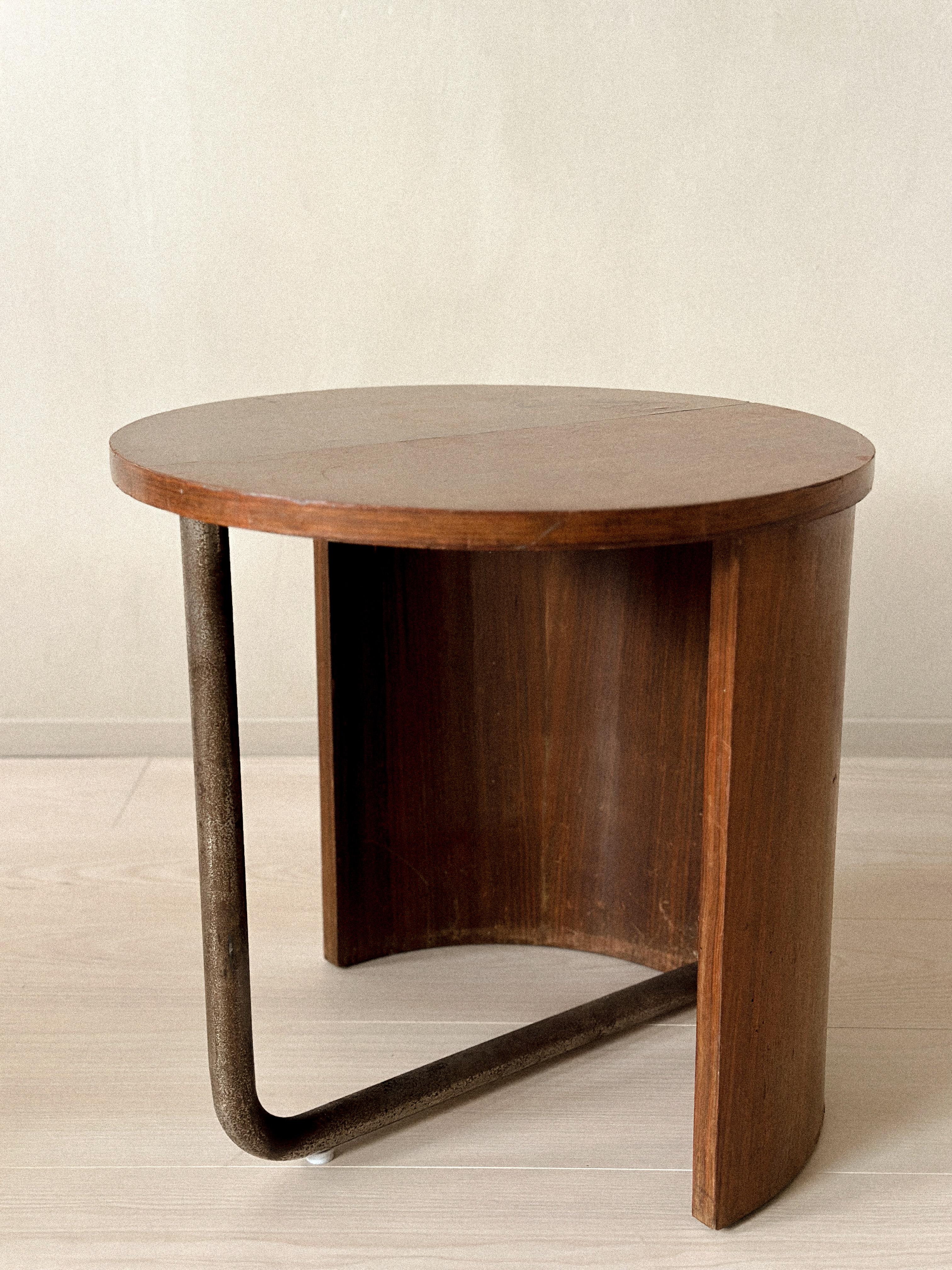 Table d'appoint en Oak du milieu du siècle avec pied en métal, France, c.C. années 1950 Bon état - En vente à Hønefoss, 30
