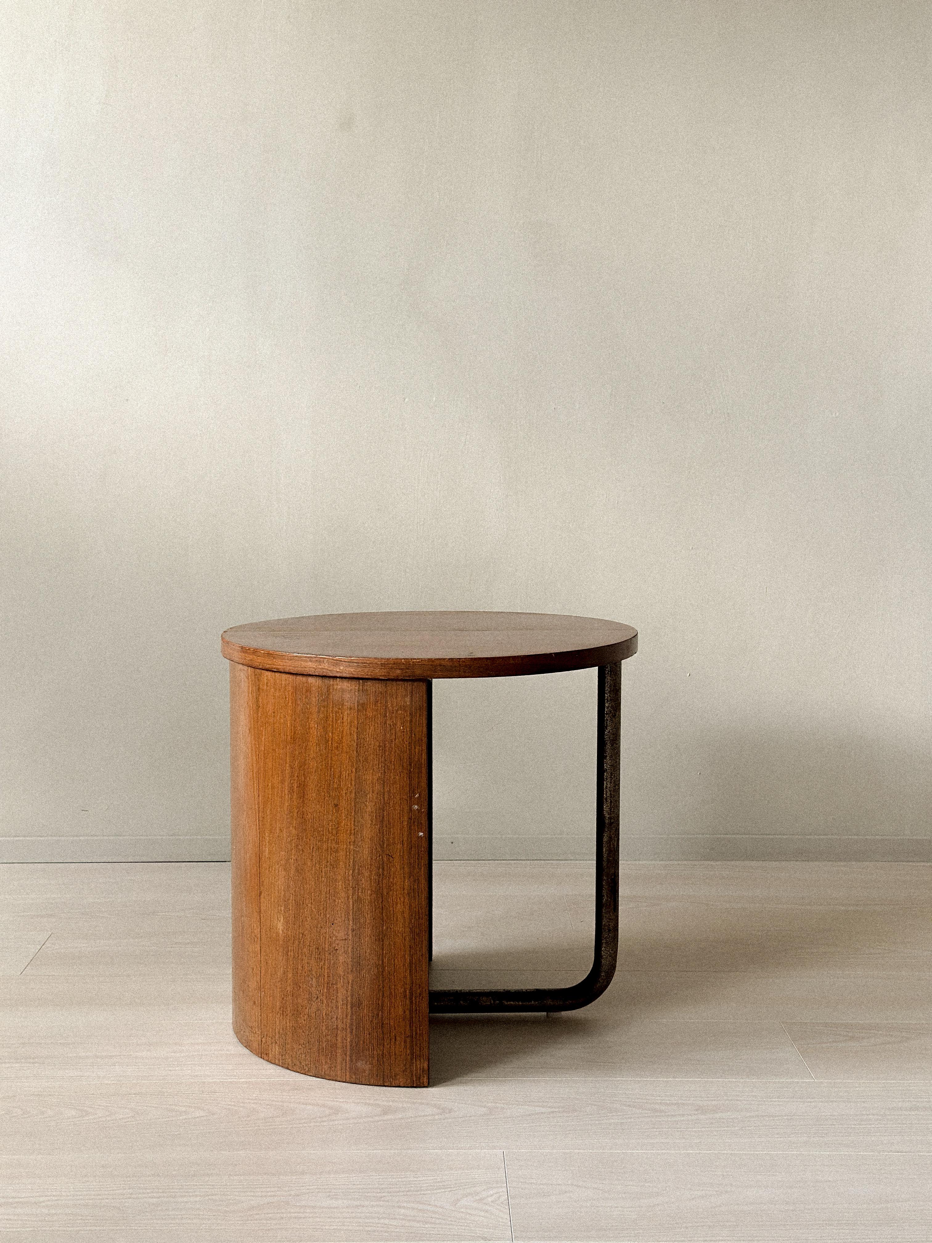 20ième siècle Table d'appoint en Oak du milieu du siècle avec pied en métal, France, c.C. années 1950 en vente