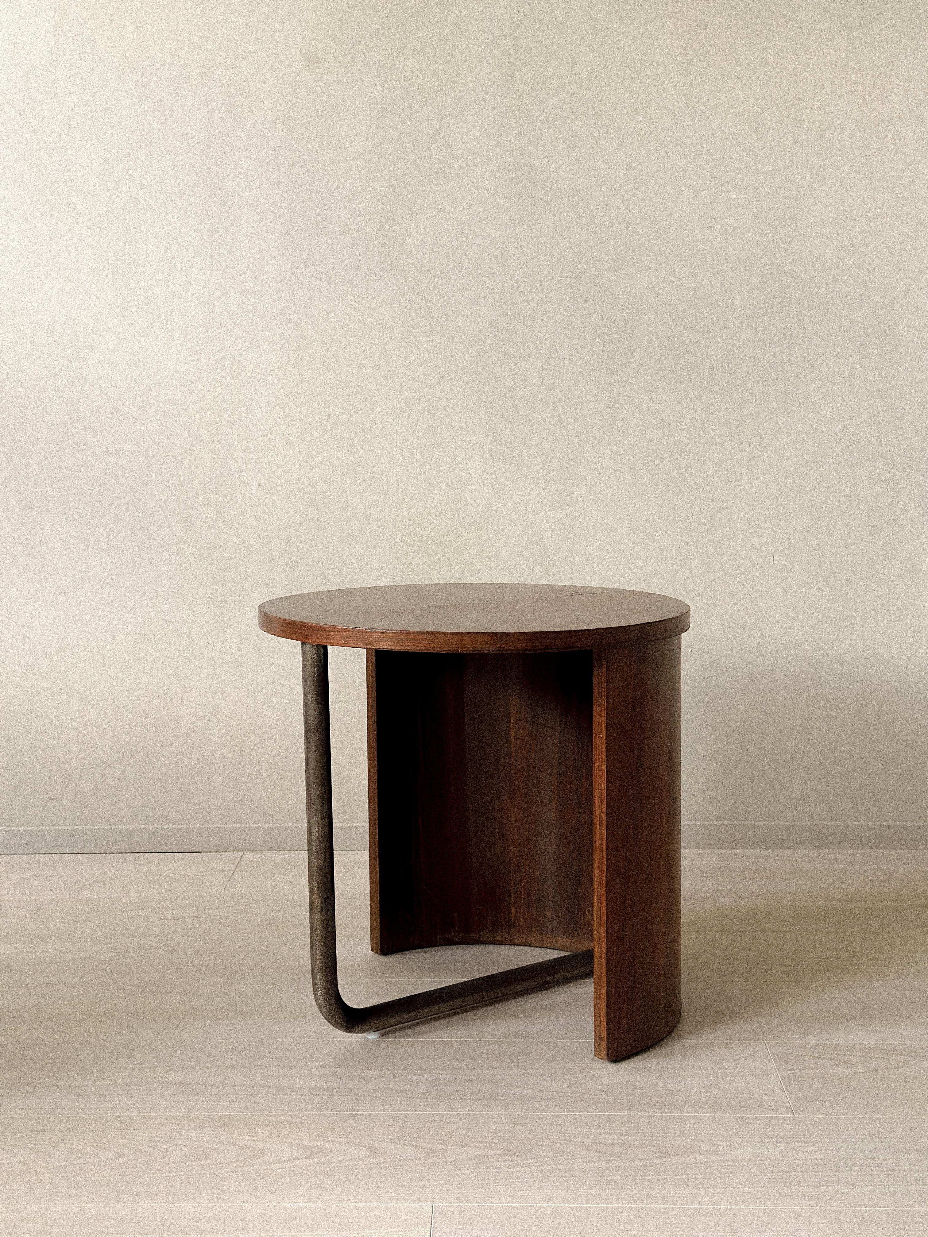 Métal Table d'appoint en Oak du milieu du siècle avec pied en métal, France, c.C. années 1950 en vente