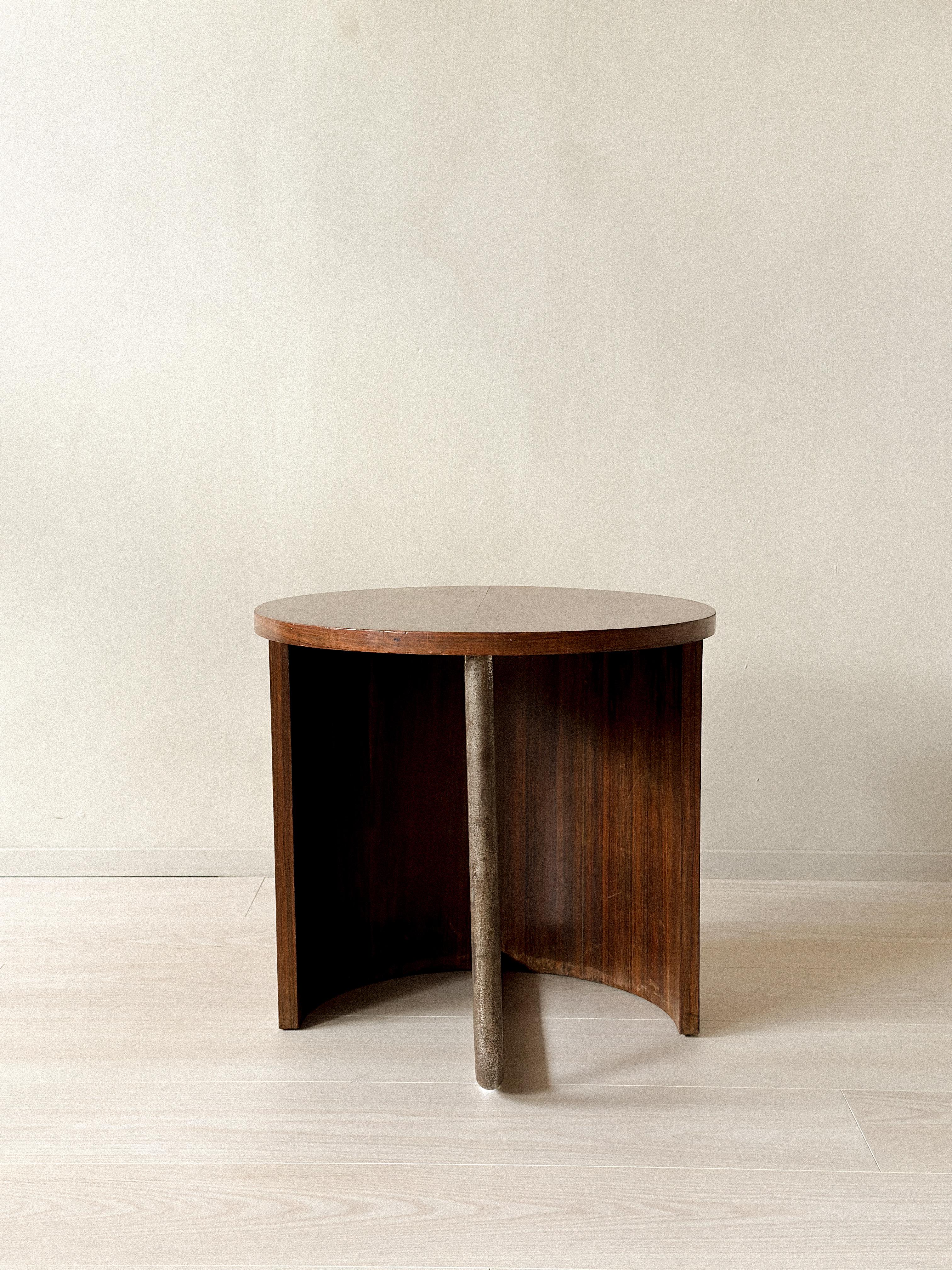 Table d'appoint en Oak du milieu du siècle avec pied en métal, France, c.C. années 1950 en vente 1