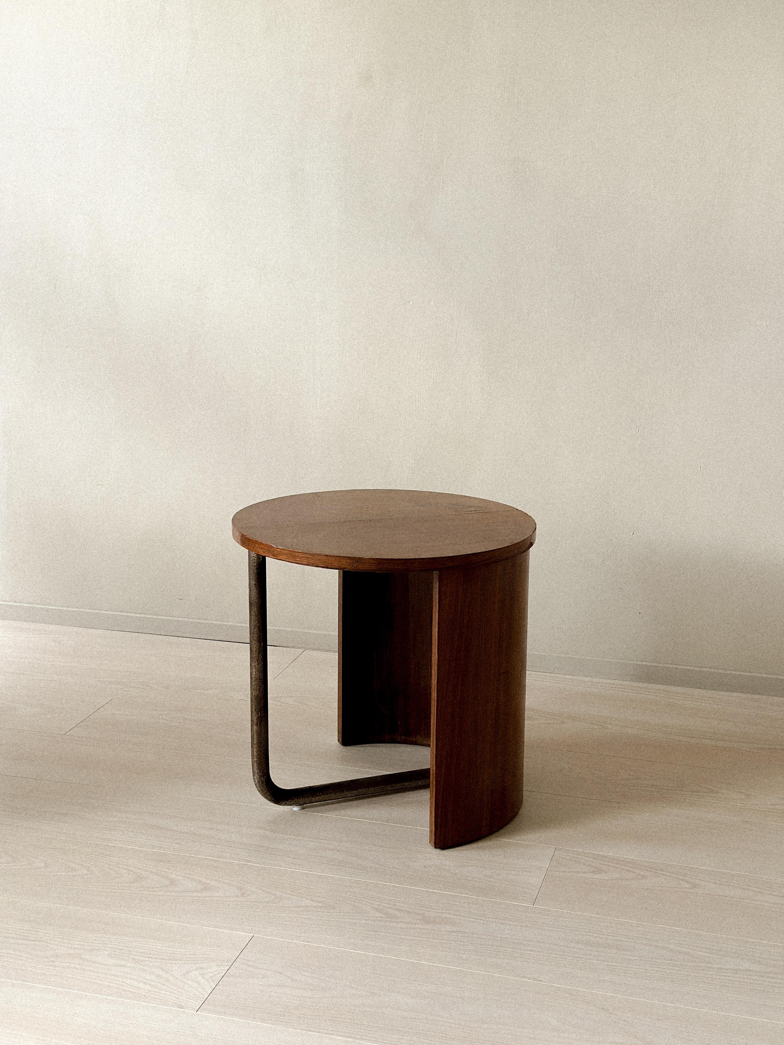 Table d'appoint en Oak du milieu du siècle avec pied en métal, France, c.C. années 1950 en vente 2