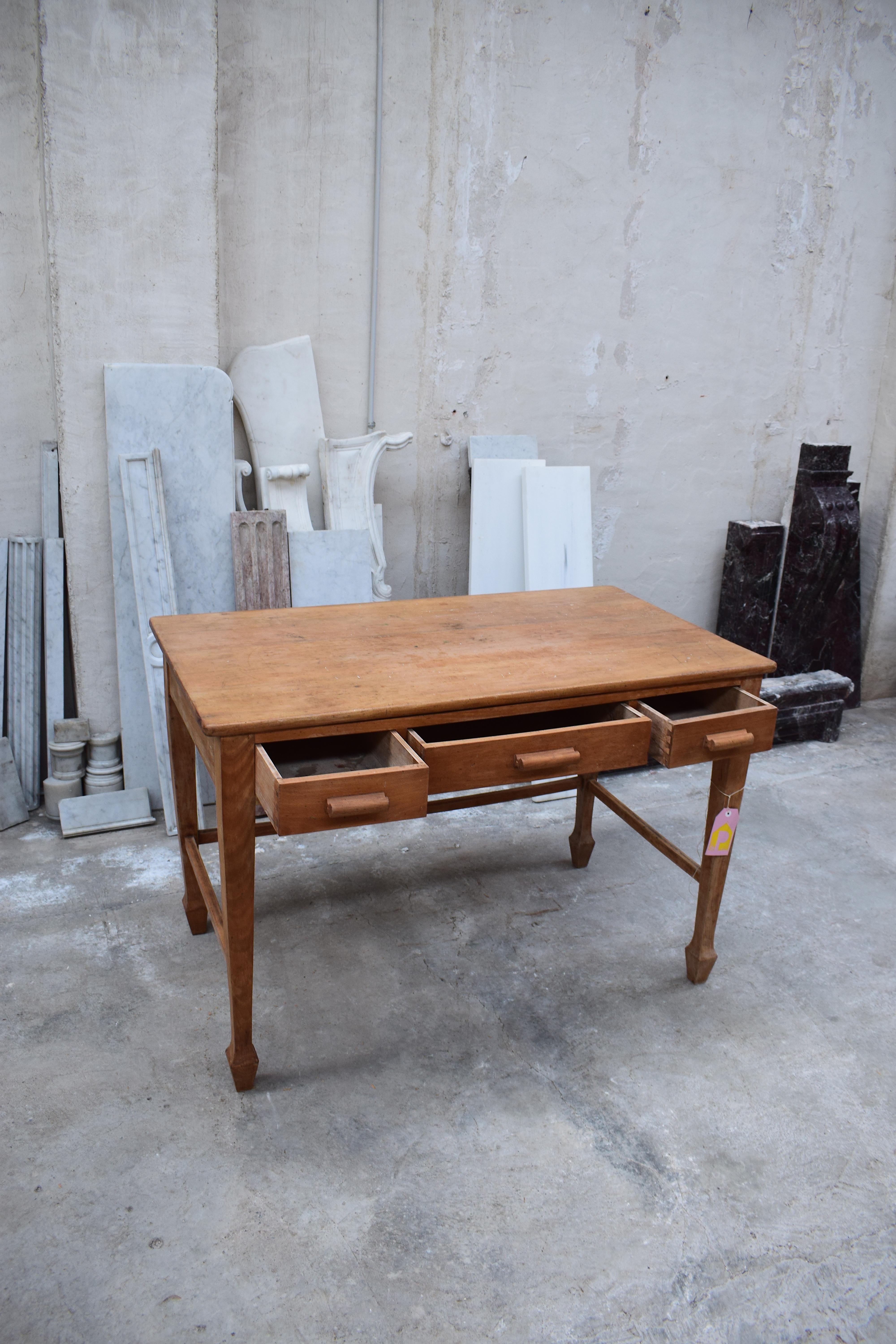 Midcentury Oak Wood Teachers School Desk In Good Condition In Vulpellac, Girona