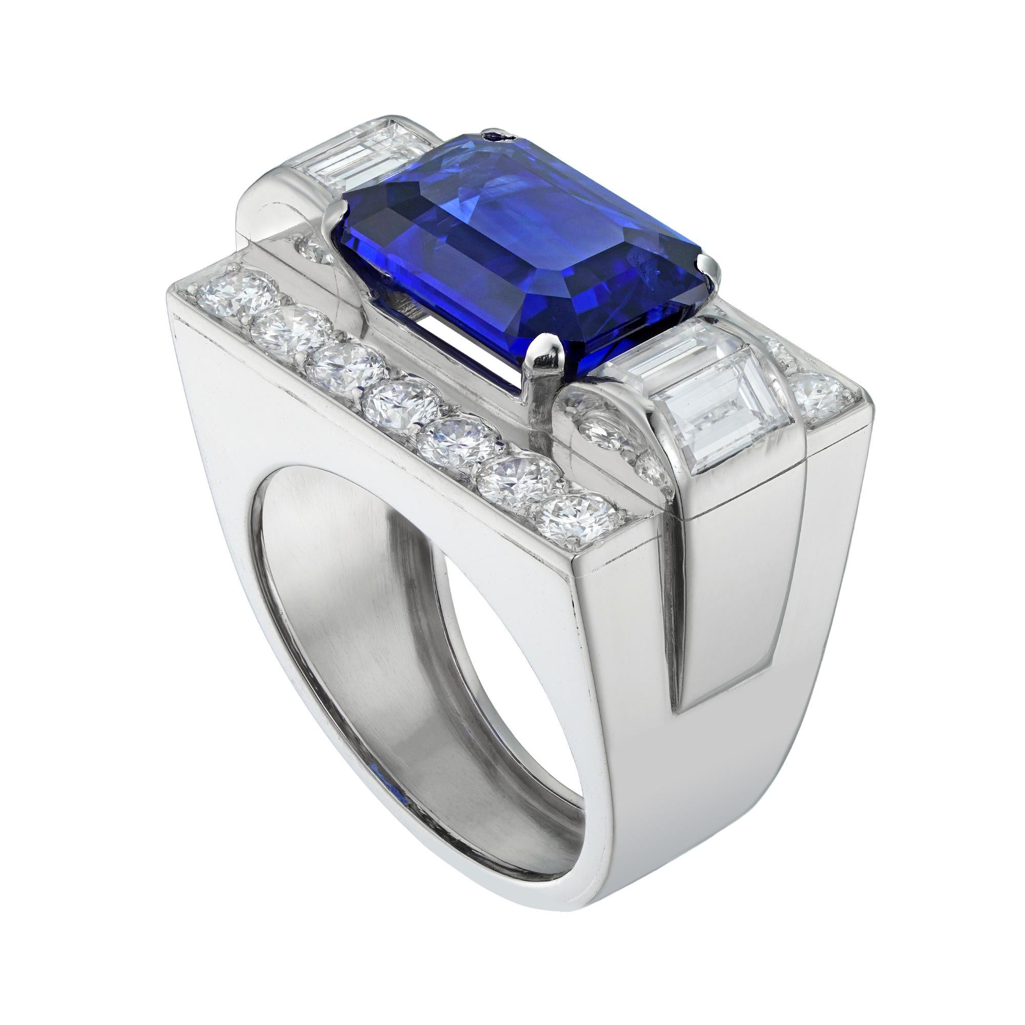 Anello con zaffiro e diamanti a carrarmato della metà del secolo, zaffiro a gradini di forma ottagonale del peso di 5,09 carati accompagnato da un rapporto GCS che dichiara l'origine malgascia.09 carati, accompagnato da un rapporto CIRCA che ne