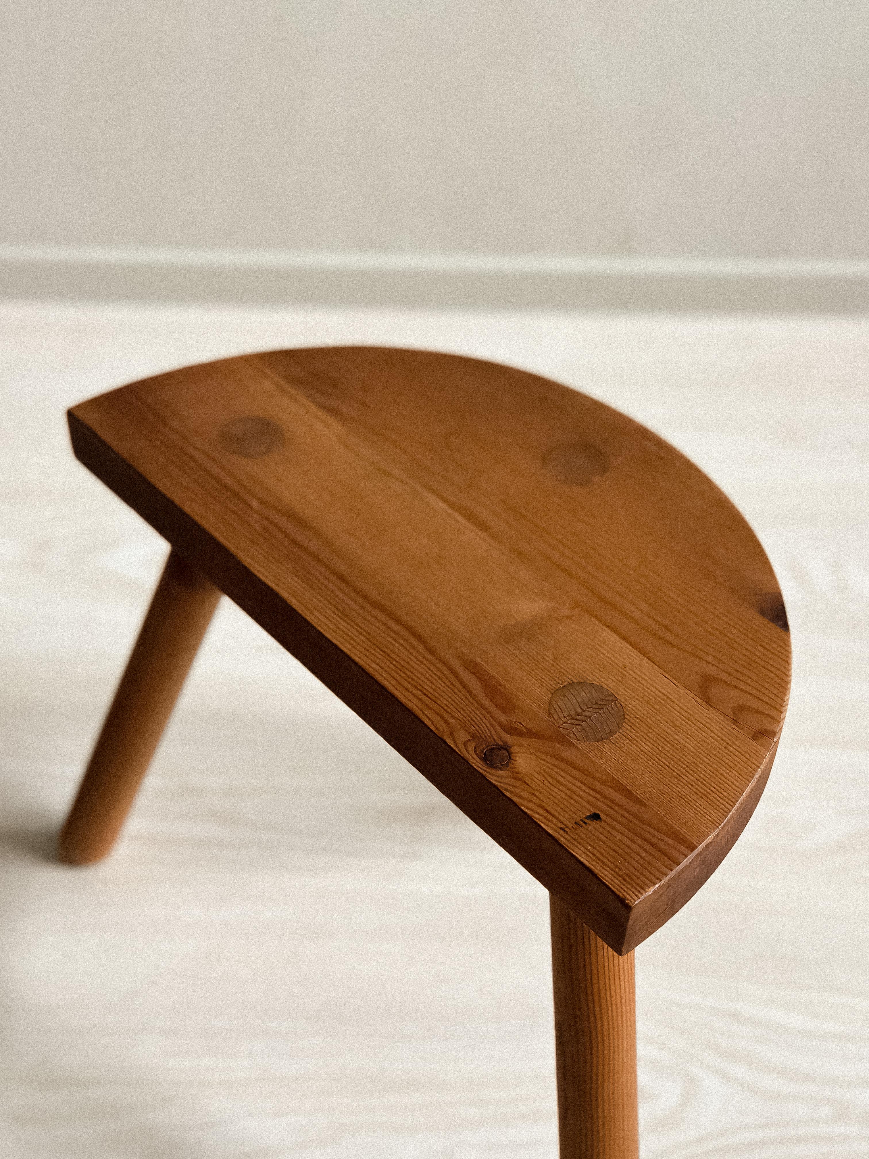 A Mid-Century Scandinavian Milking Stool, Norway c. 1960s  In Good Condition For Sale In Hønefoss, 30