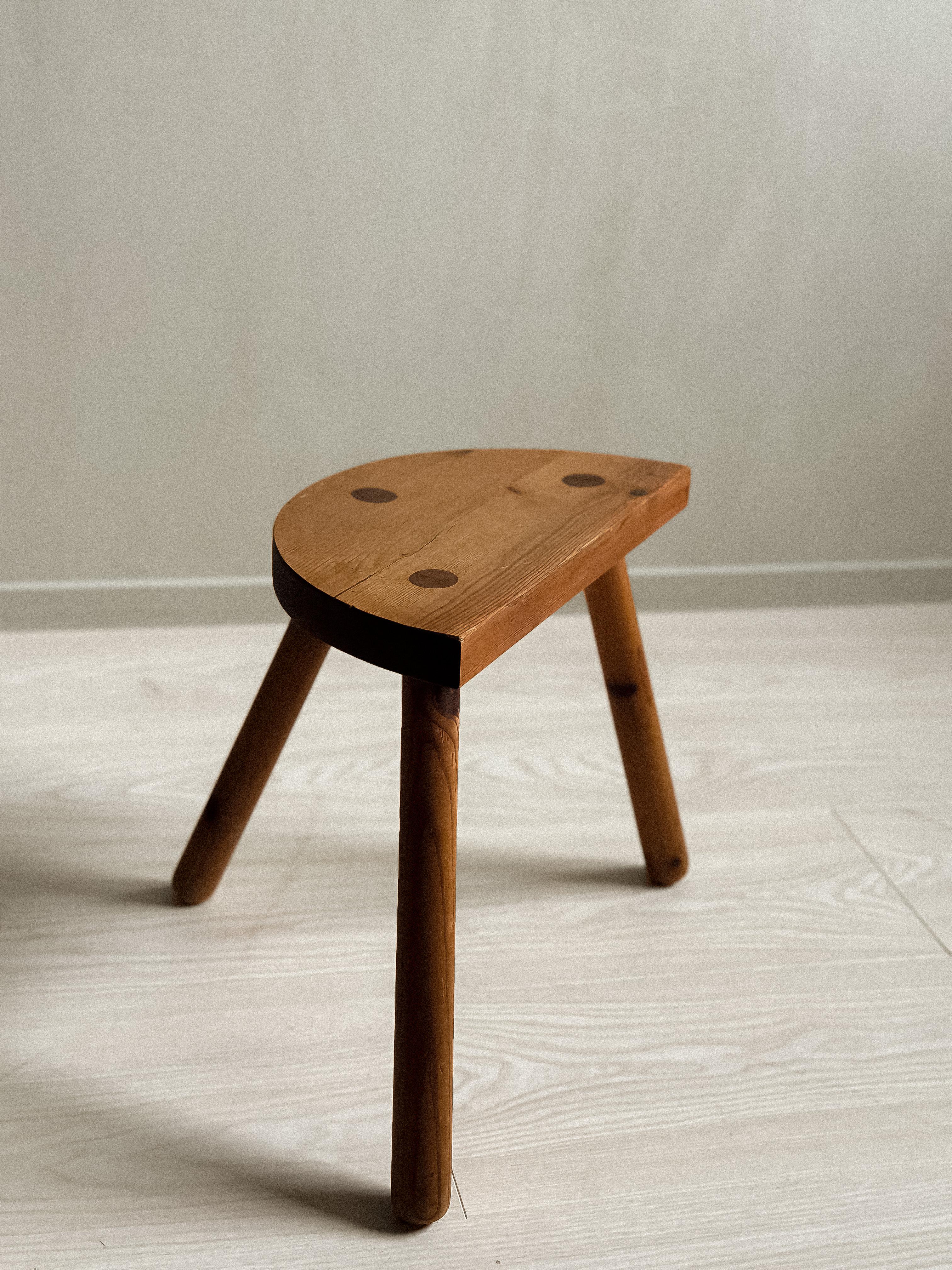 Milieu du XXe siècle A.I.C C. Tabouret de traite scandinave du milieu du siècle, Norvège c.1960s  en vente