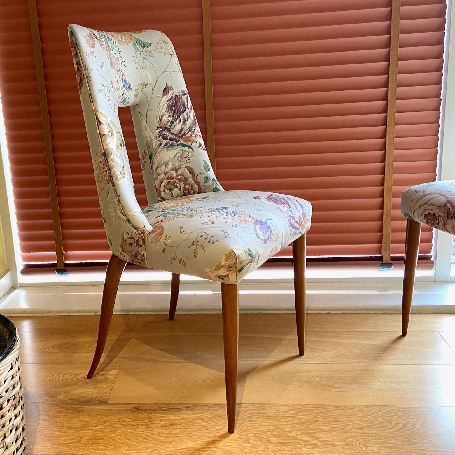 Silla escultórica italiana de mediados de siglo, tapicería floral, hacia 1950 Tapicería en venta