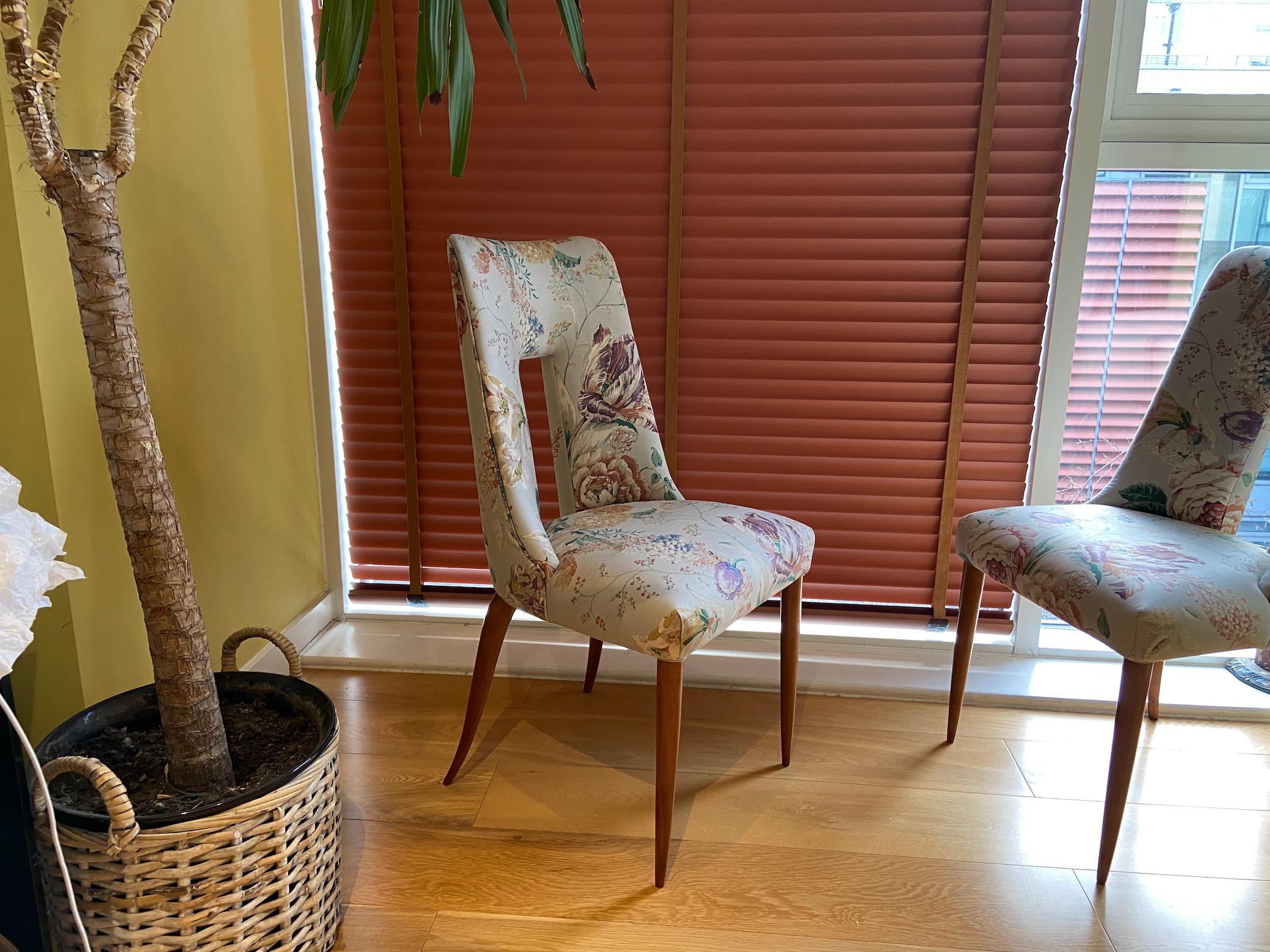 Silla escultórica italiana de mediados de siglo, tapicería floral, hacia 1950 Moderno de mediados de siglo en venta