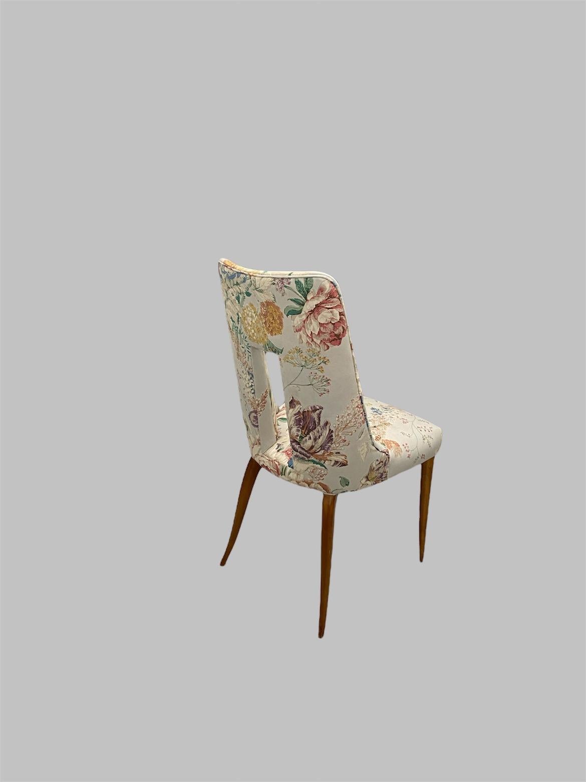 Silla escultórica italiana de mediados de siglo, tapicería floral, hacia 1950 en venta 2