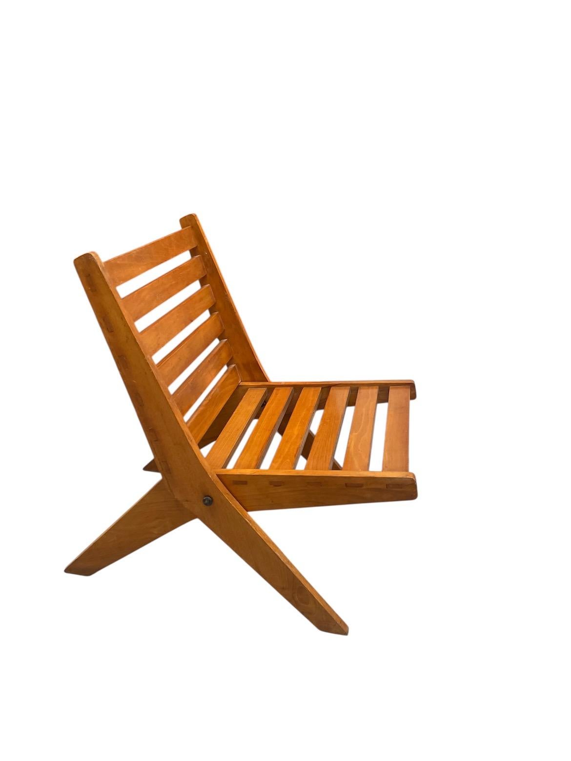 A Mid-Century Slatted Folding scissor Chair For Sale 3