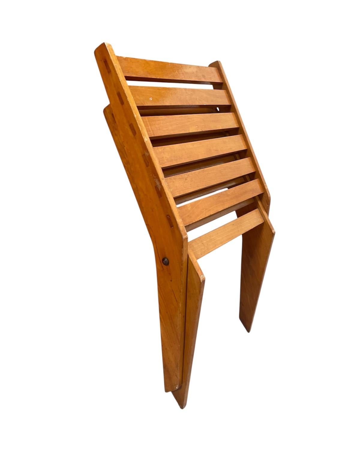 A Mid-Century Slatted Folding scissor Chair In Good Condition For Sale In London, Fitzrovia