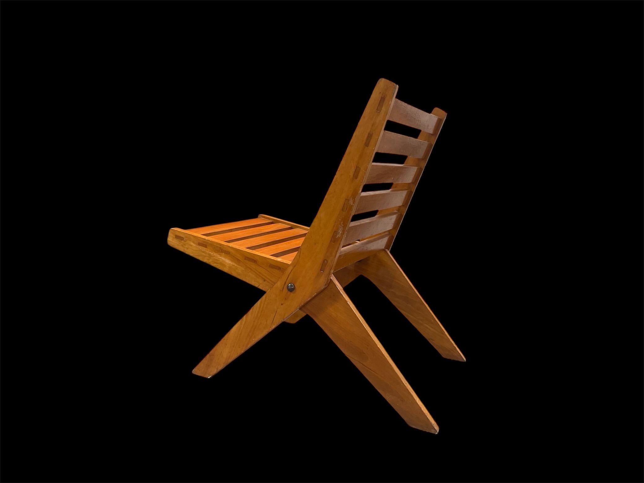 A Mid-Century Slatted Folding scissor Chair For Sale 1